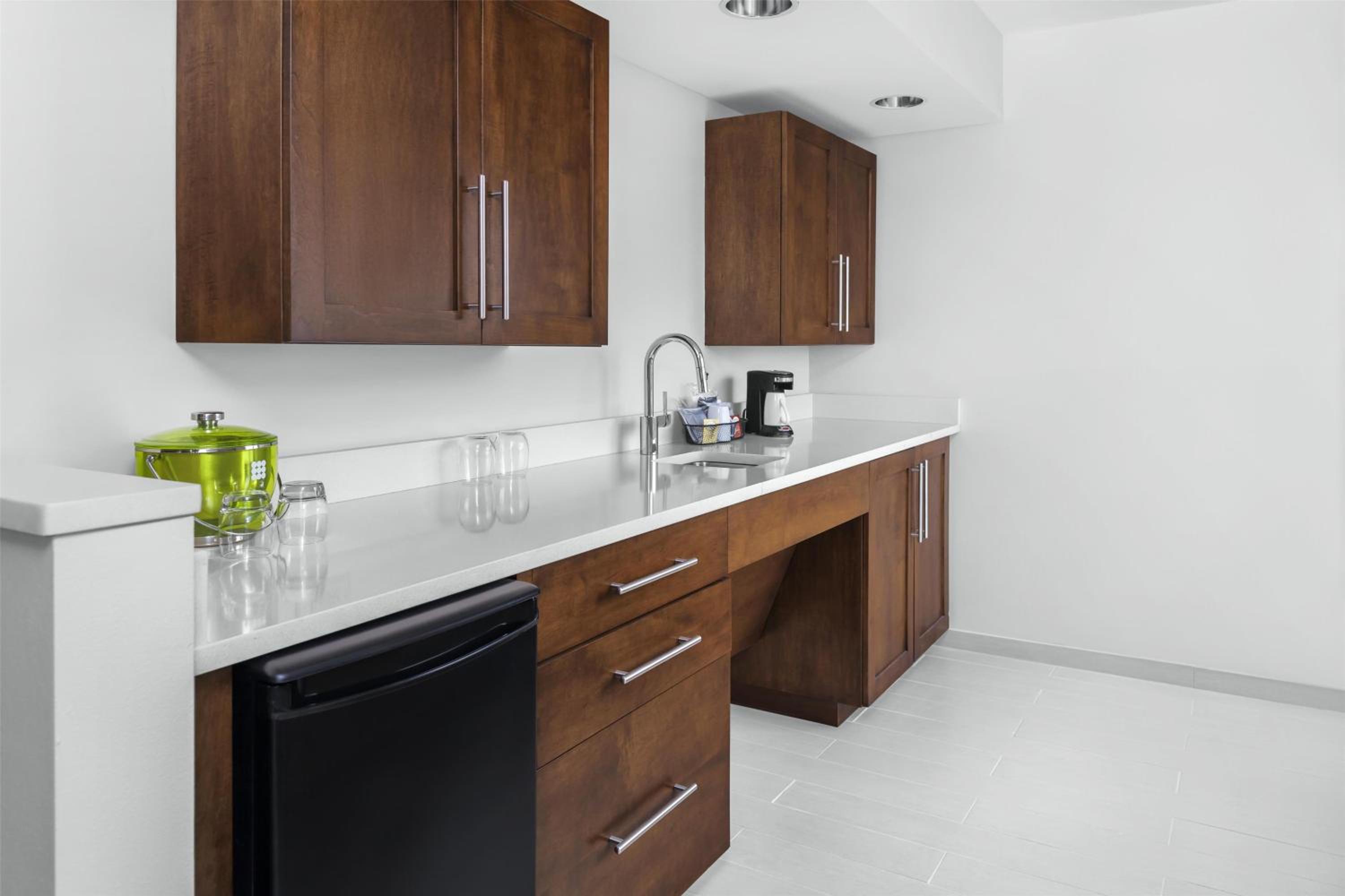 One-Bedroom King Suite with Accessible Shower - Disability Access - Photo 3