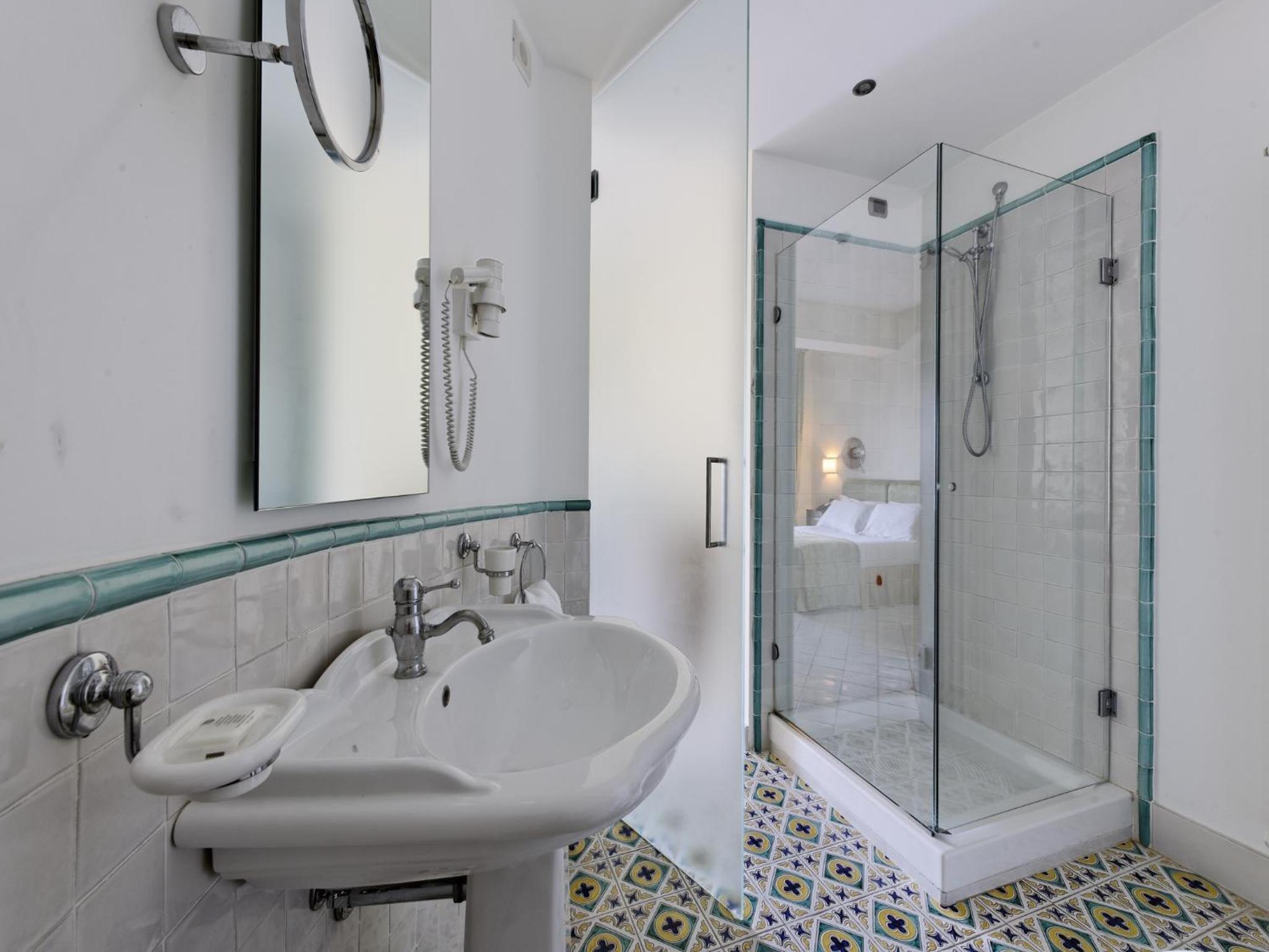 Double Room with Balcony and Sea View - Photo 2