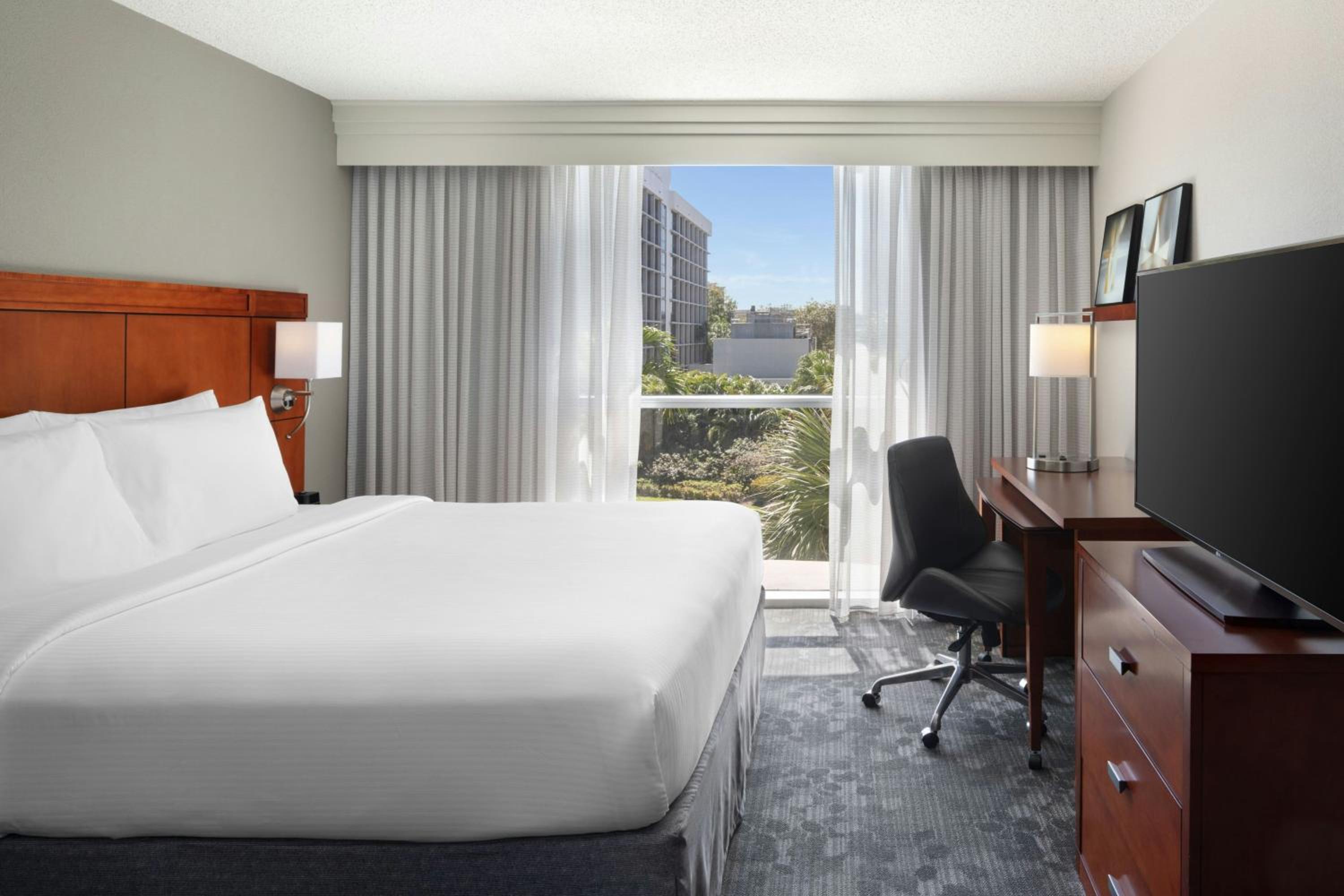 King Room with Sofa Bed and Transfer Shower - Mobility Accessible