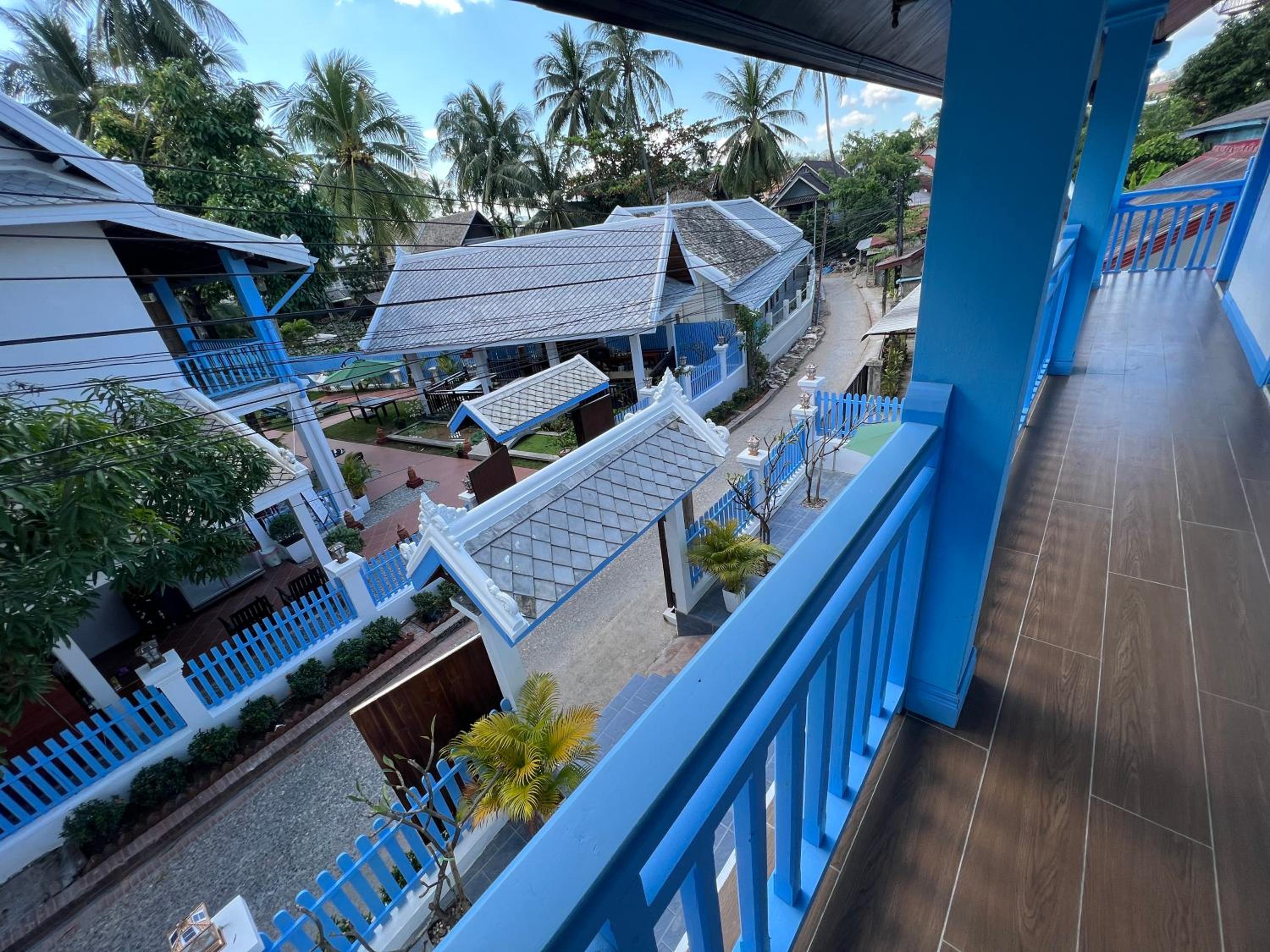 Double Room with Pool View - Photo 10
