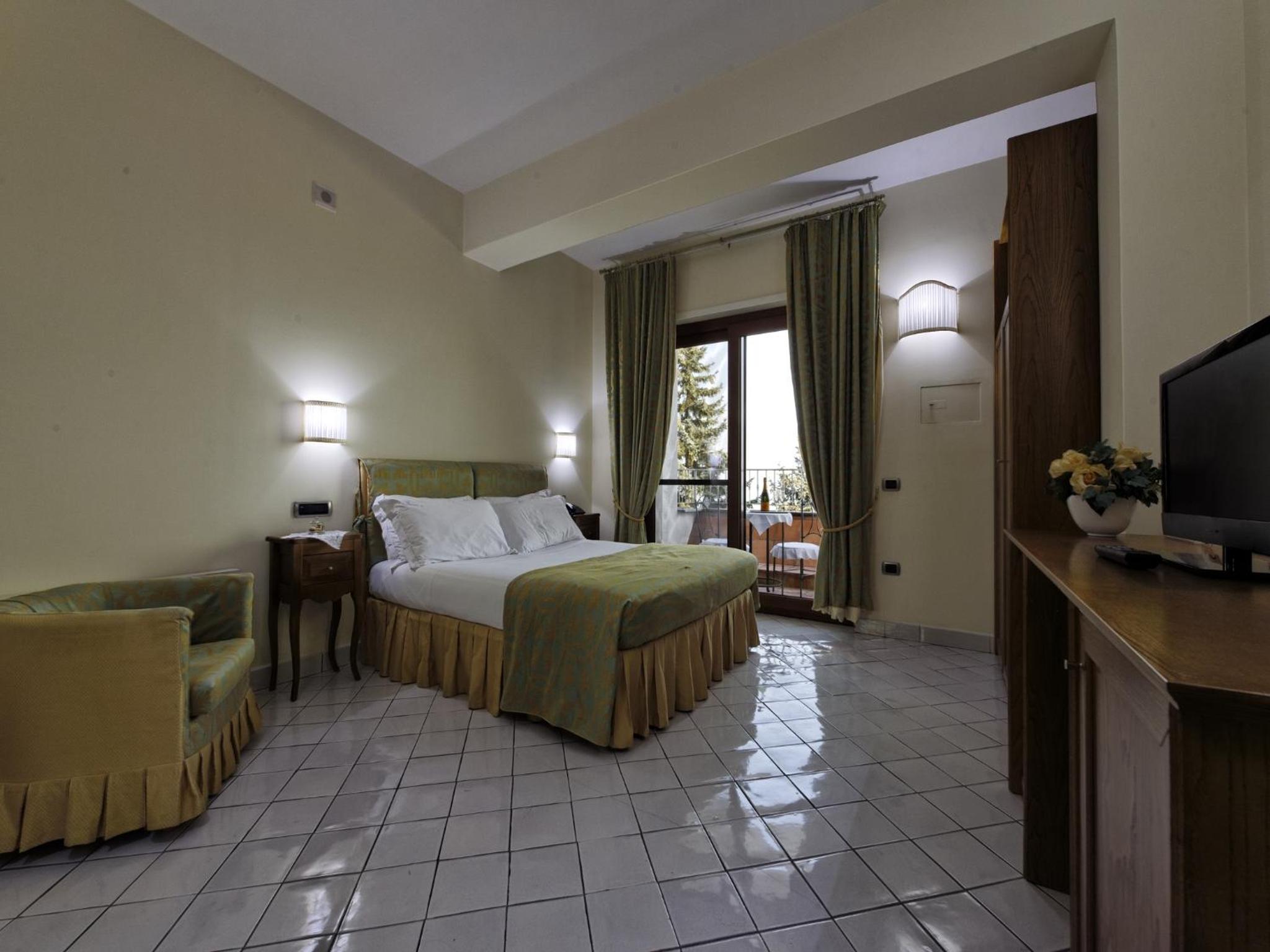 Double Room with Balcony and Sea View - Photo 14
