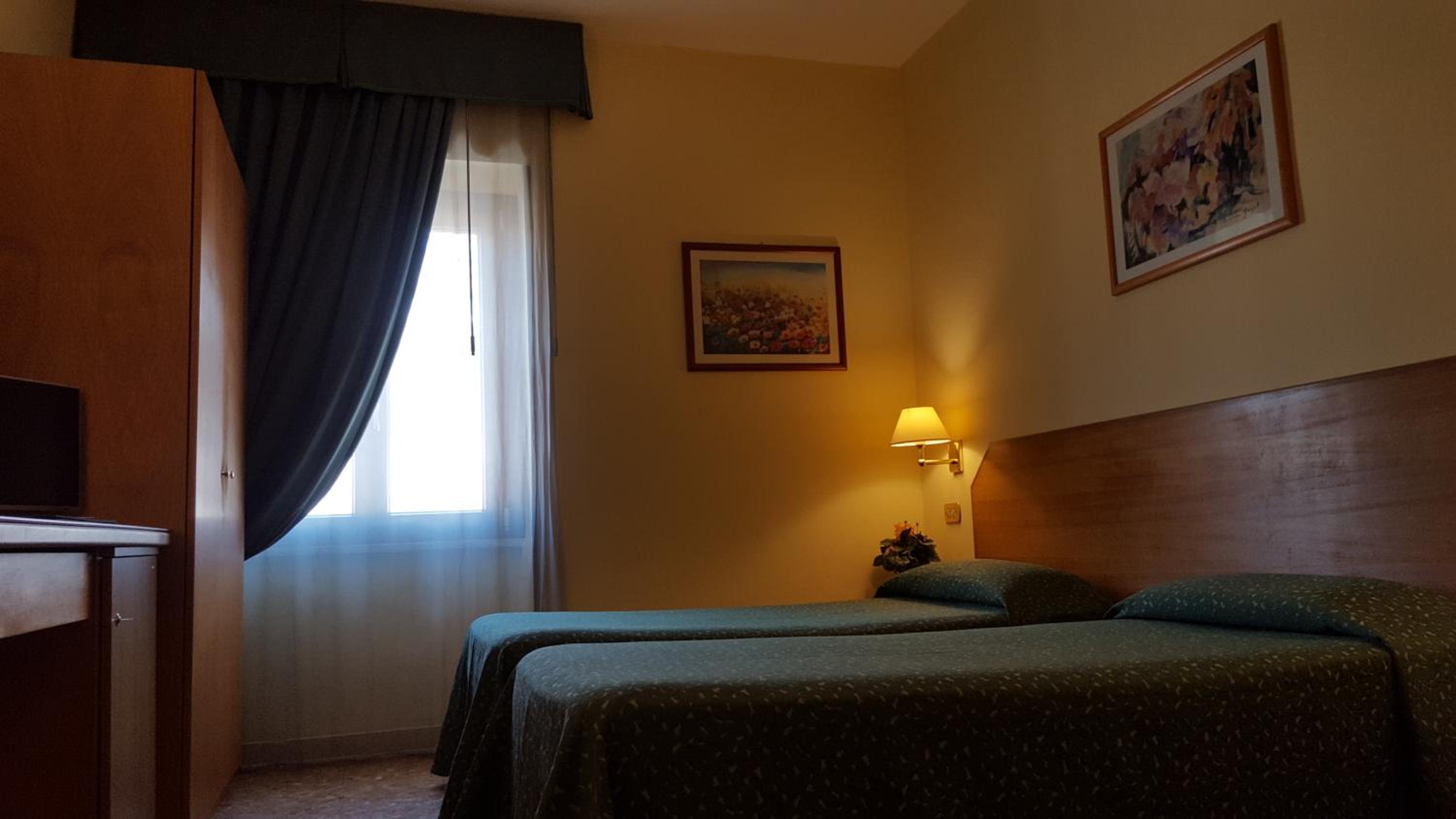 Double or Twin Room - Photo 3
