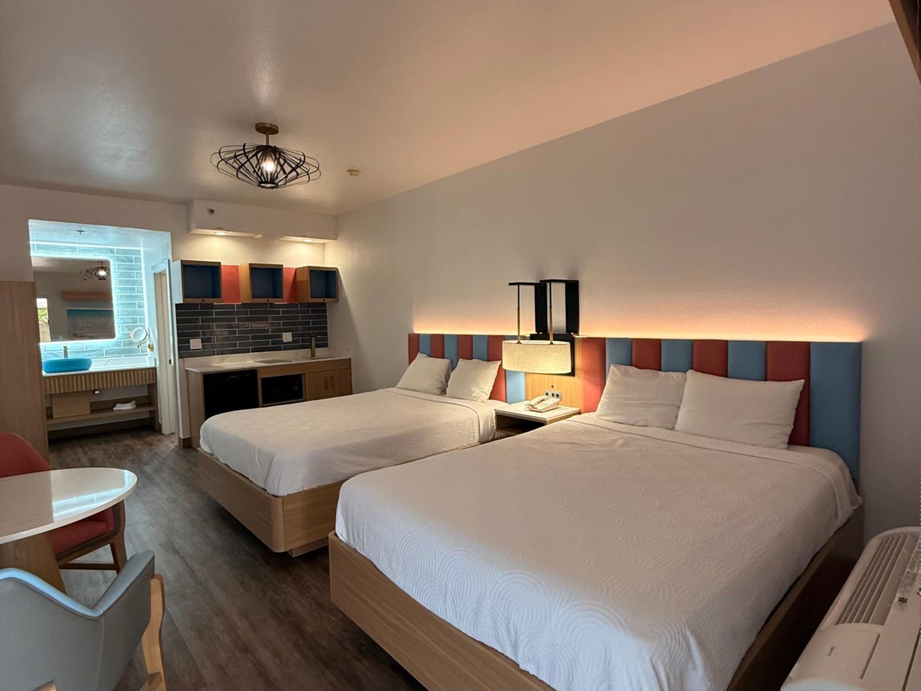 Queen Suite with Two Queen Beds - Non-Smoking - Photo 1