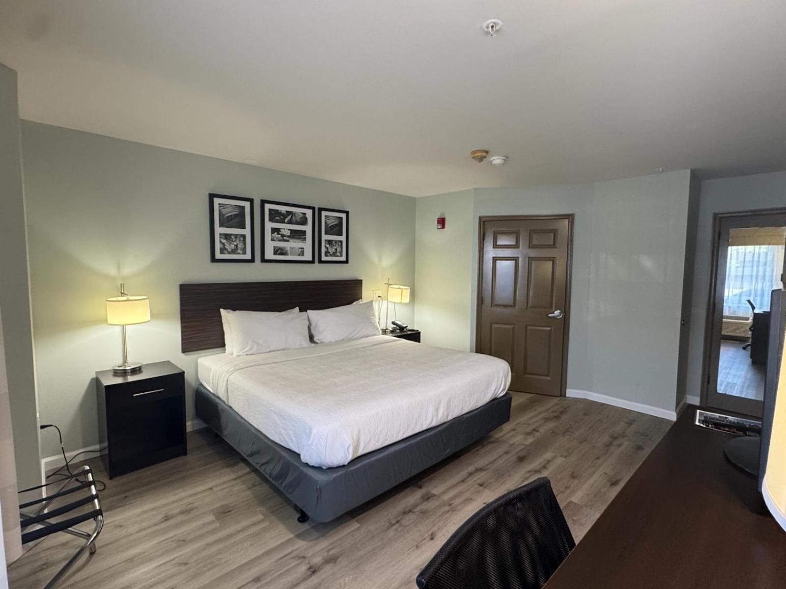 King Suite with Mobility Access and Roll-In Shower, Non-Smoking - Photo 4
