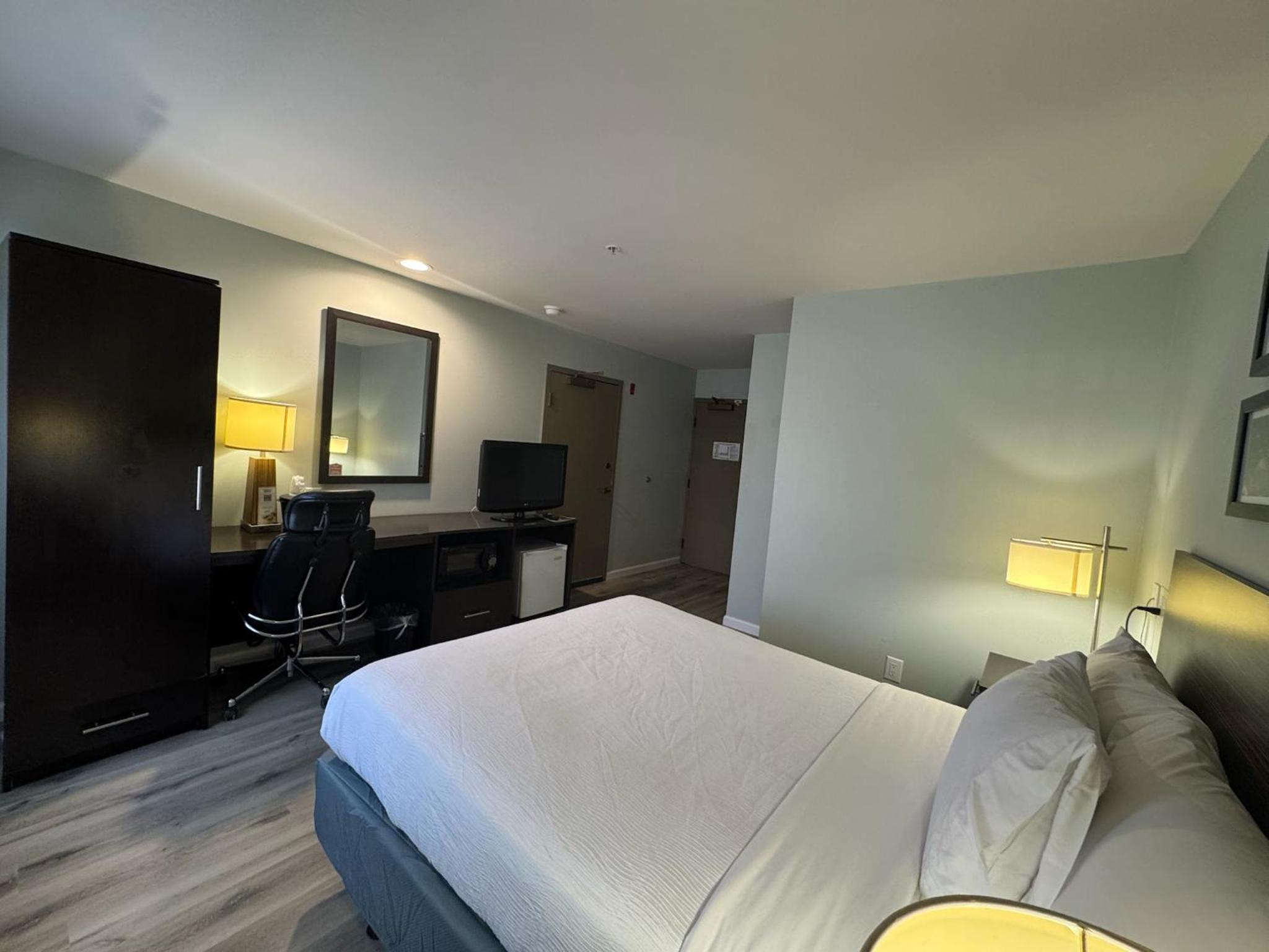 Queen Room with Mobility Access and Bathtub with Grab Bars, Non-Smoking photo 2