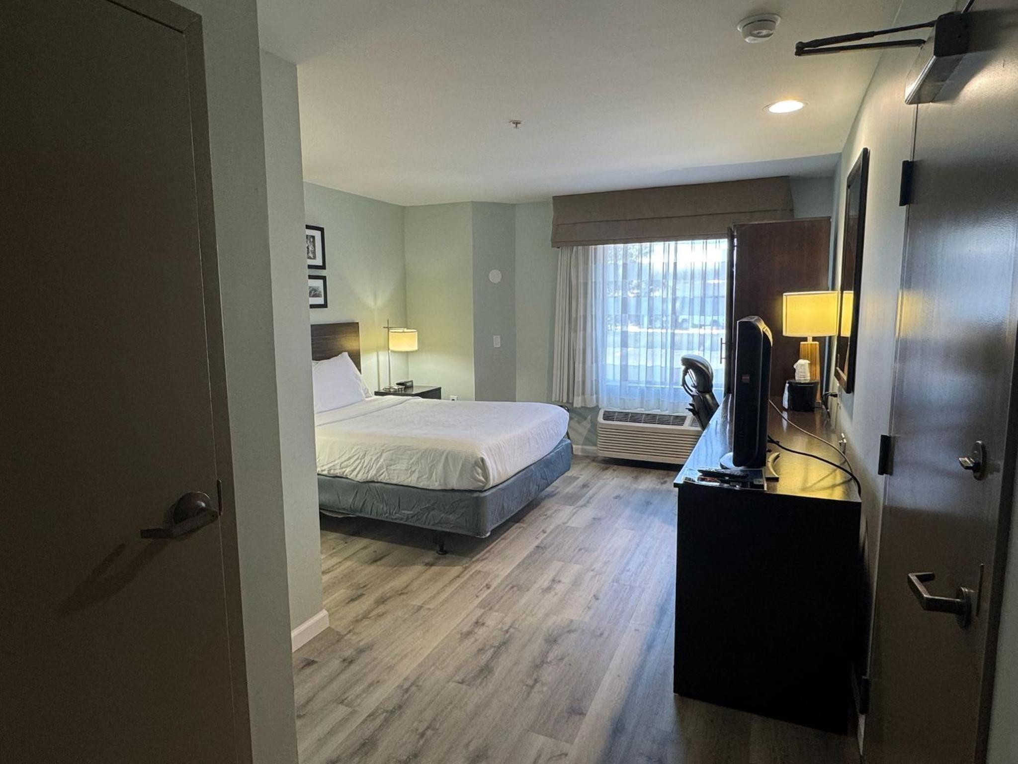 Queen Room with Mobility Access and Bathtub with Grab Bars, Non-Smoking photo 1