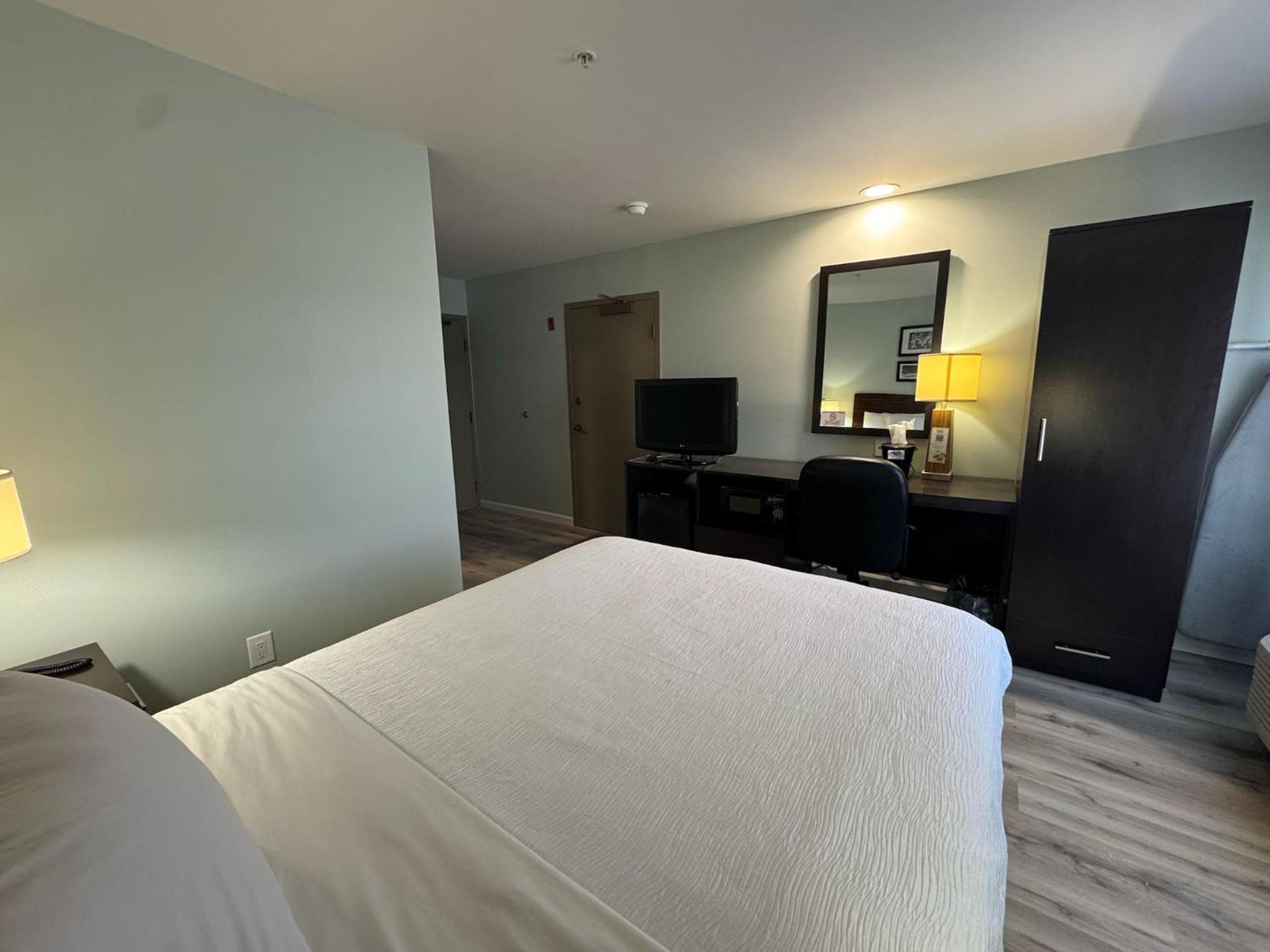 Queen Room with Mobility Accessible and Roll-In Shower, Non-Smoking photo 1