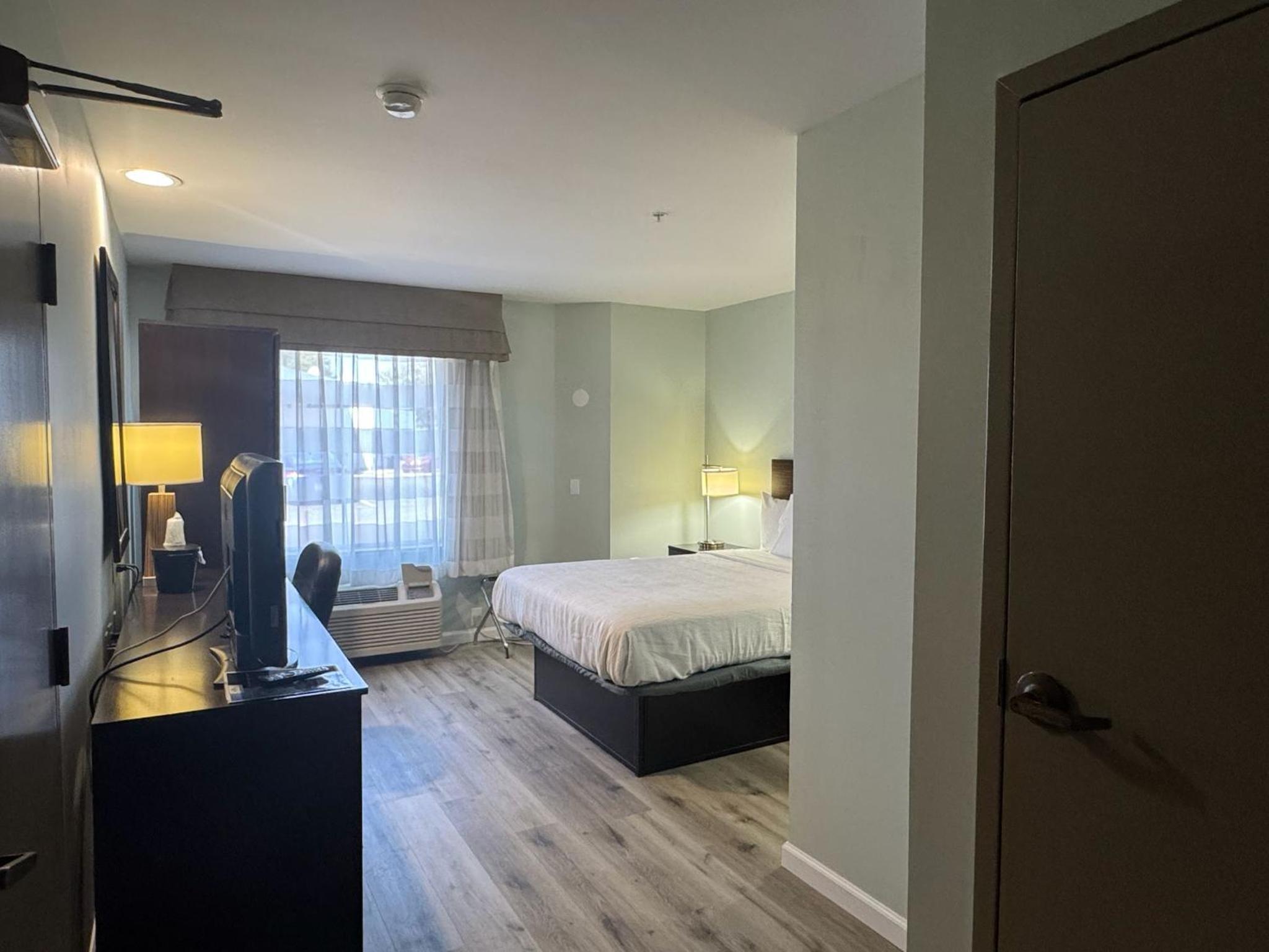 Queen Room with Mobility Accessible and Roll-In Shower, Non-Smoking photo 3