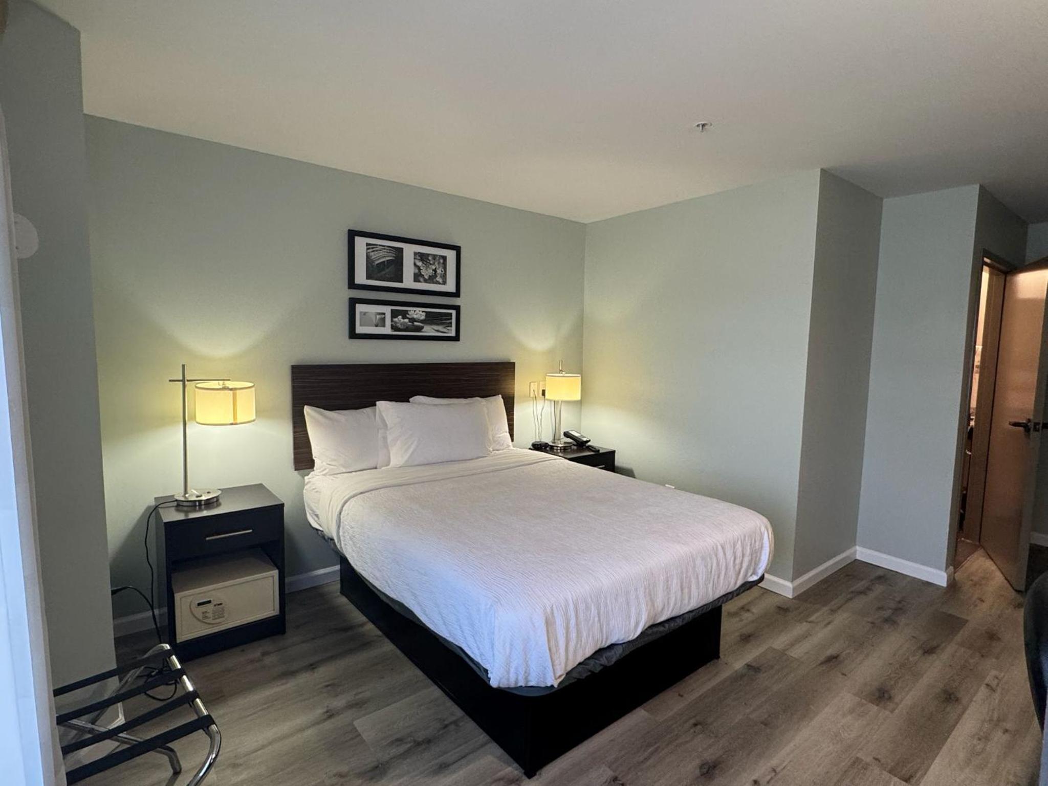 Queen Room with Mobility Accessible and Roll-In Shower, Non-Smoking photo 2