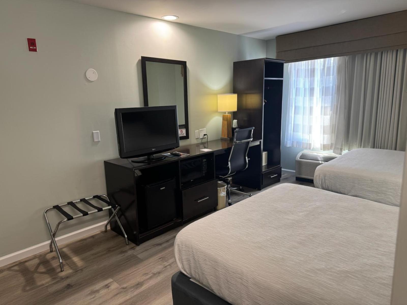 Double Room with Two Double Beds - Non-Smoking - Photo 2