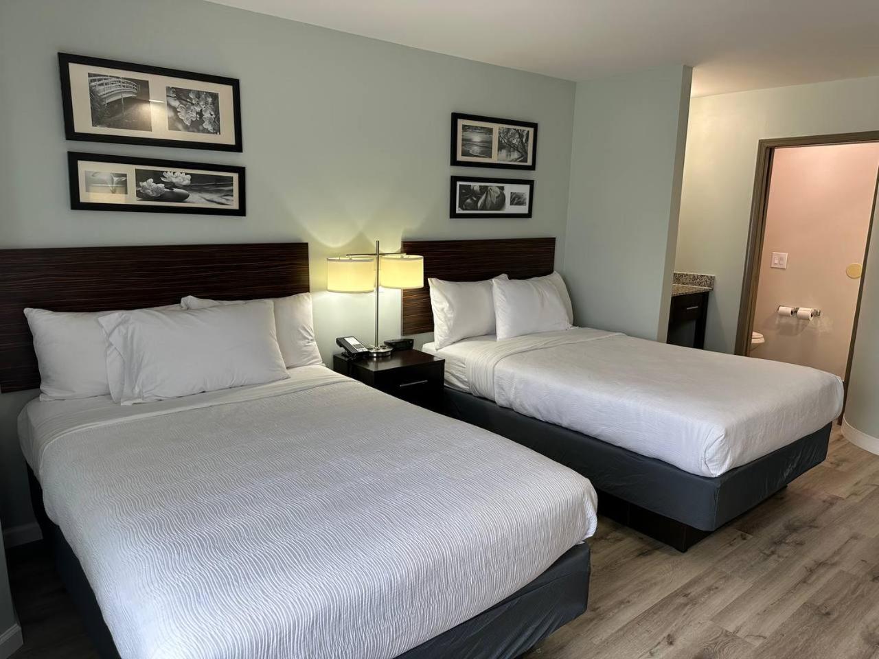 Double Room with Two Double Beds - Non-Smoking - Photo 4