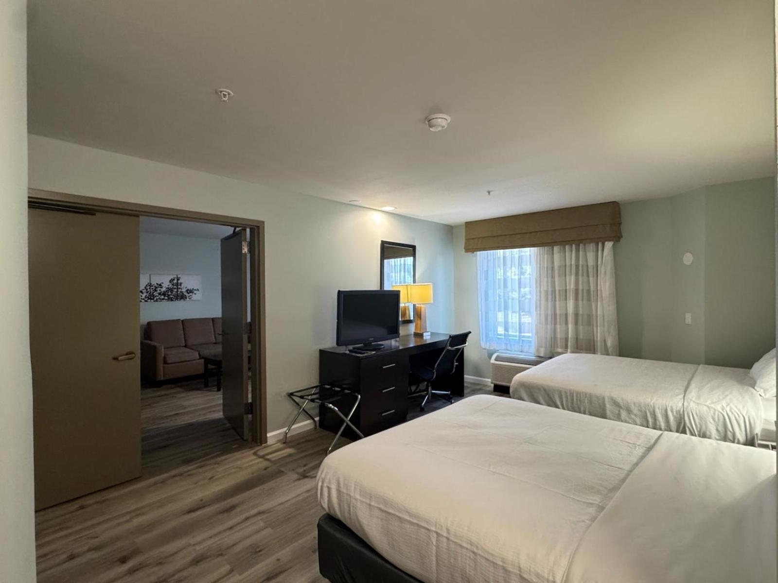 Suite with Two Queen Beds - Non-Smoking - Photo 5