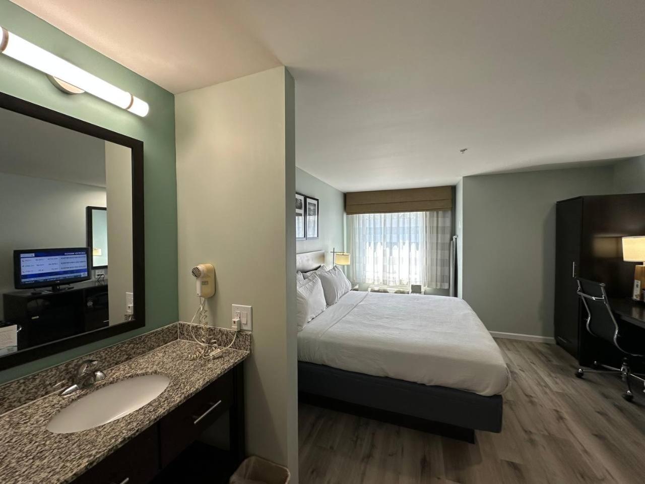King Room - Non-Smoking - Photo 2