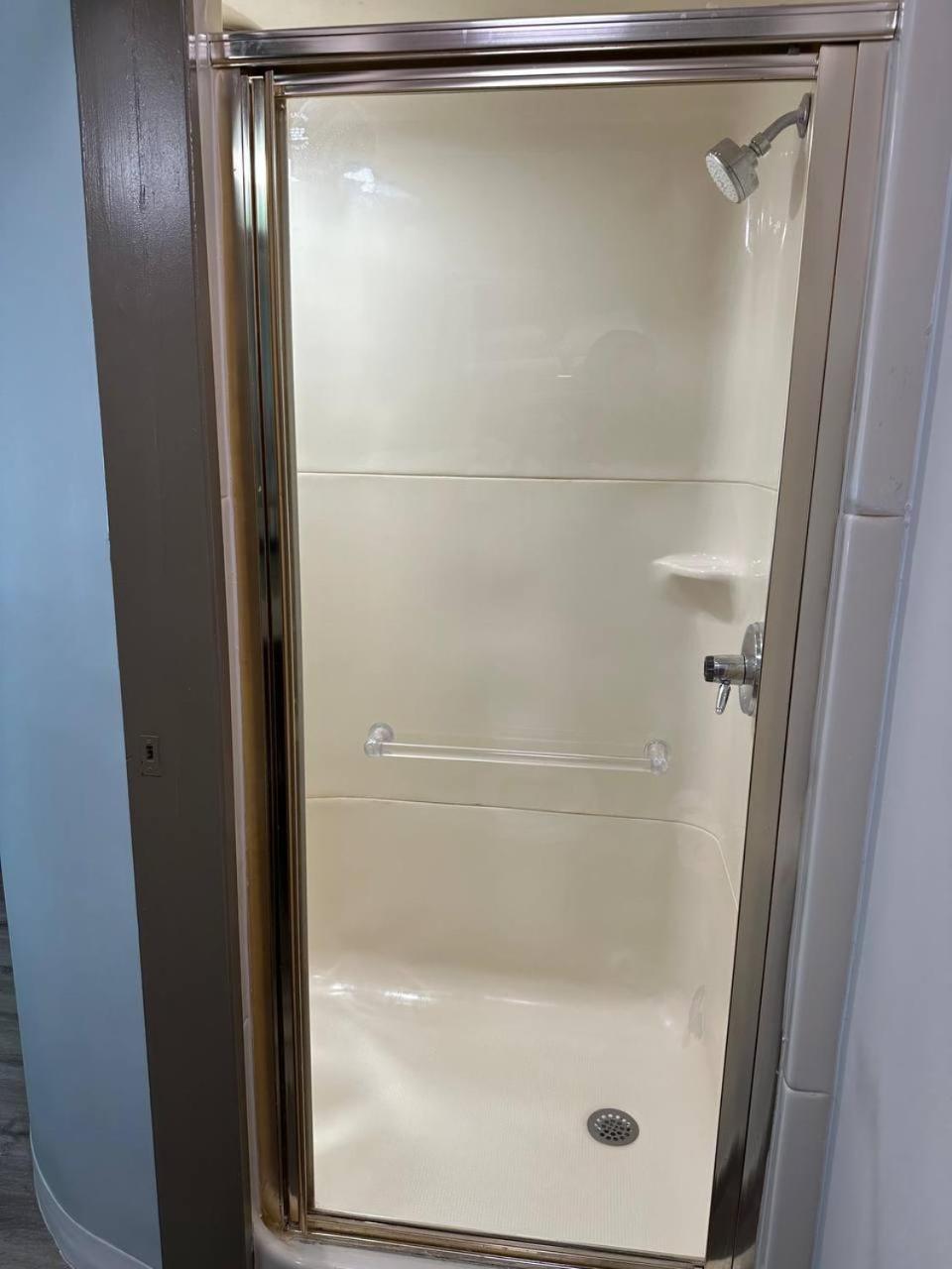 King Room - Non-Smoking - Photo 5