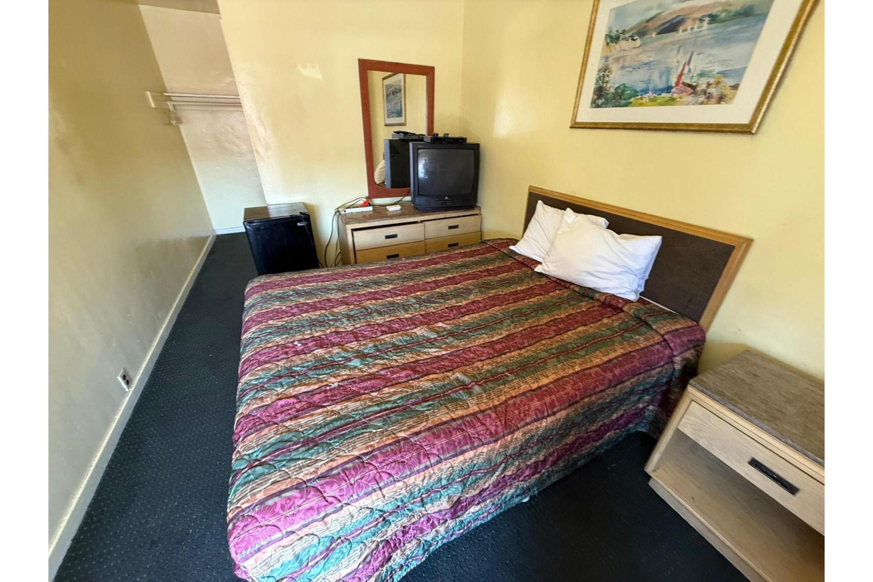 Queen Bed Studio with kitchenette Smoking