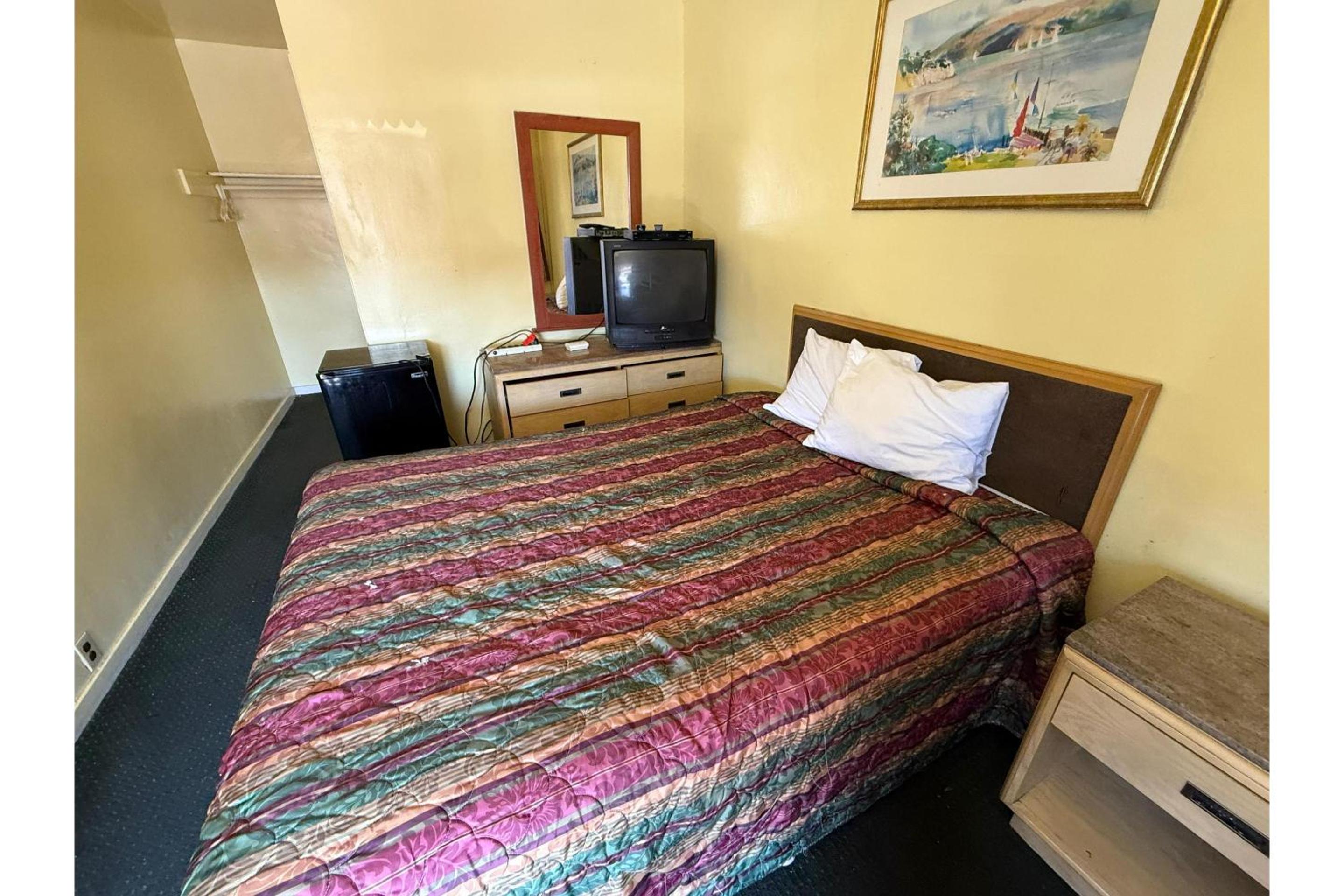 Queen Bed with Kitchenette Non - Smoking