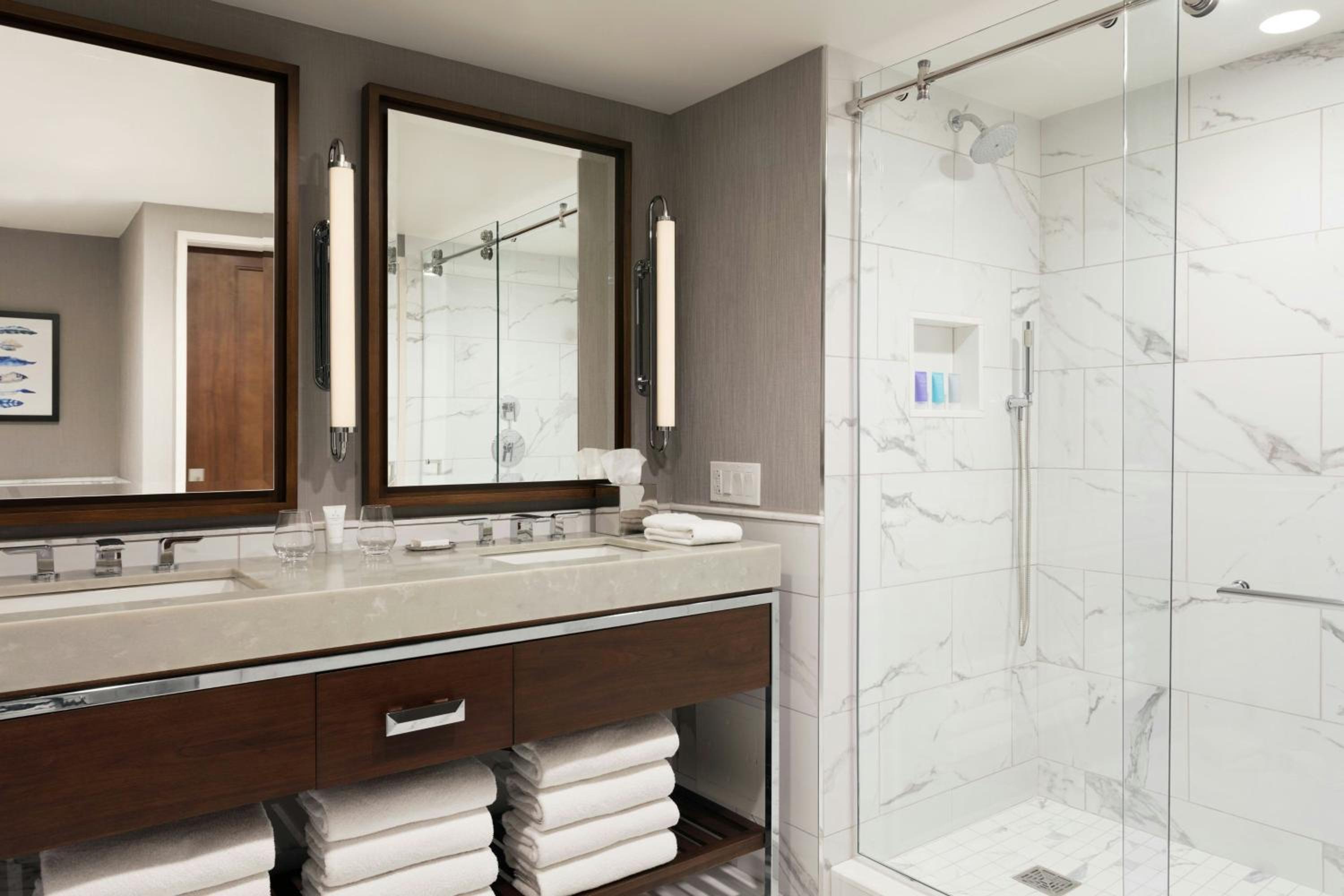 Luxury Waterfront One-Bedroom Large Suite