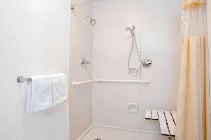 Queen Room - Disability Access photo 1