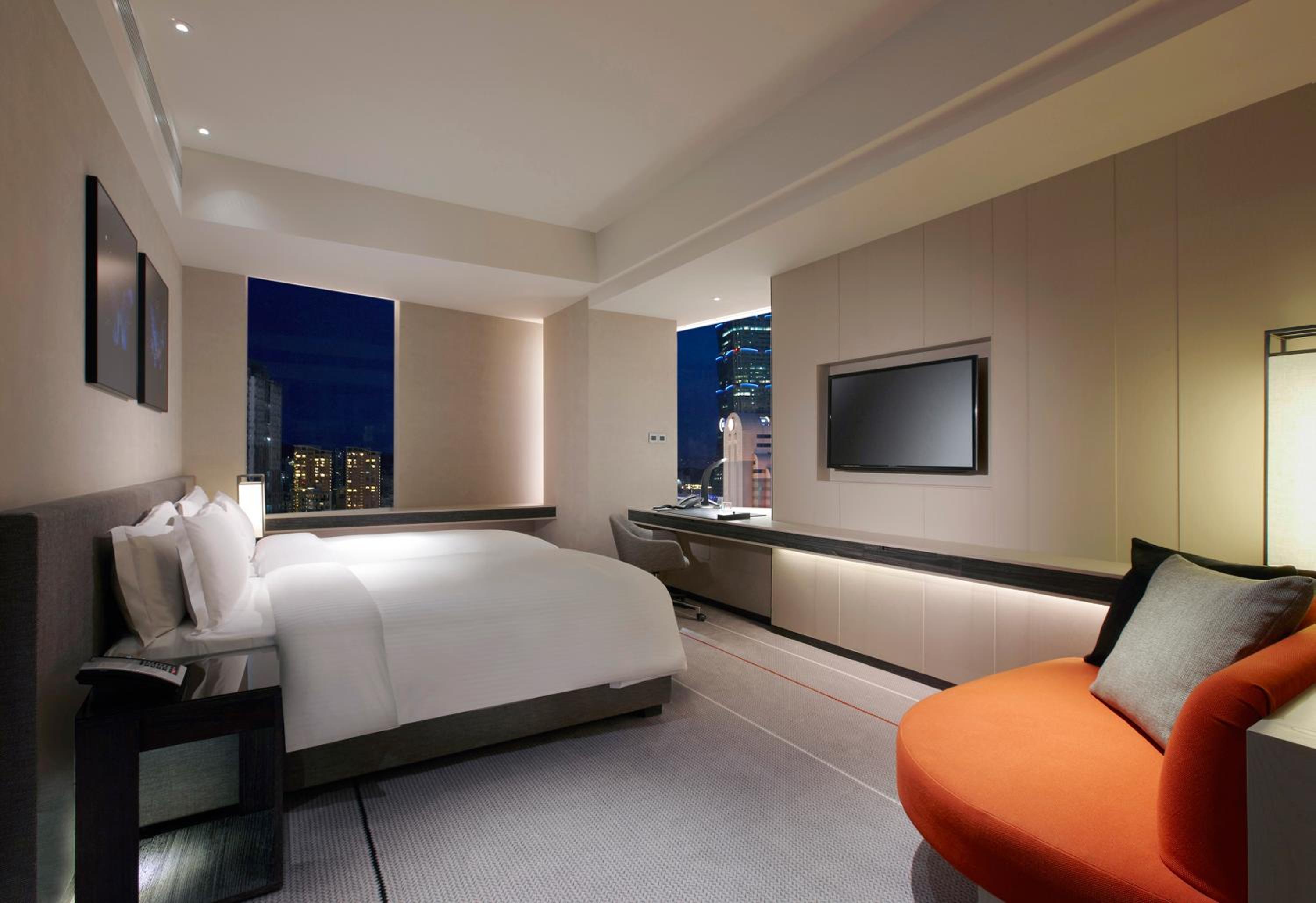 Premium Twin Room with Landmark View - Photo 6