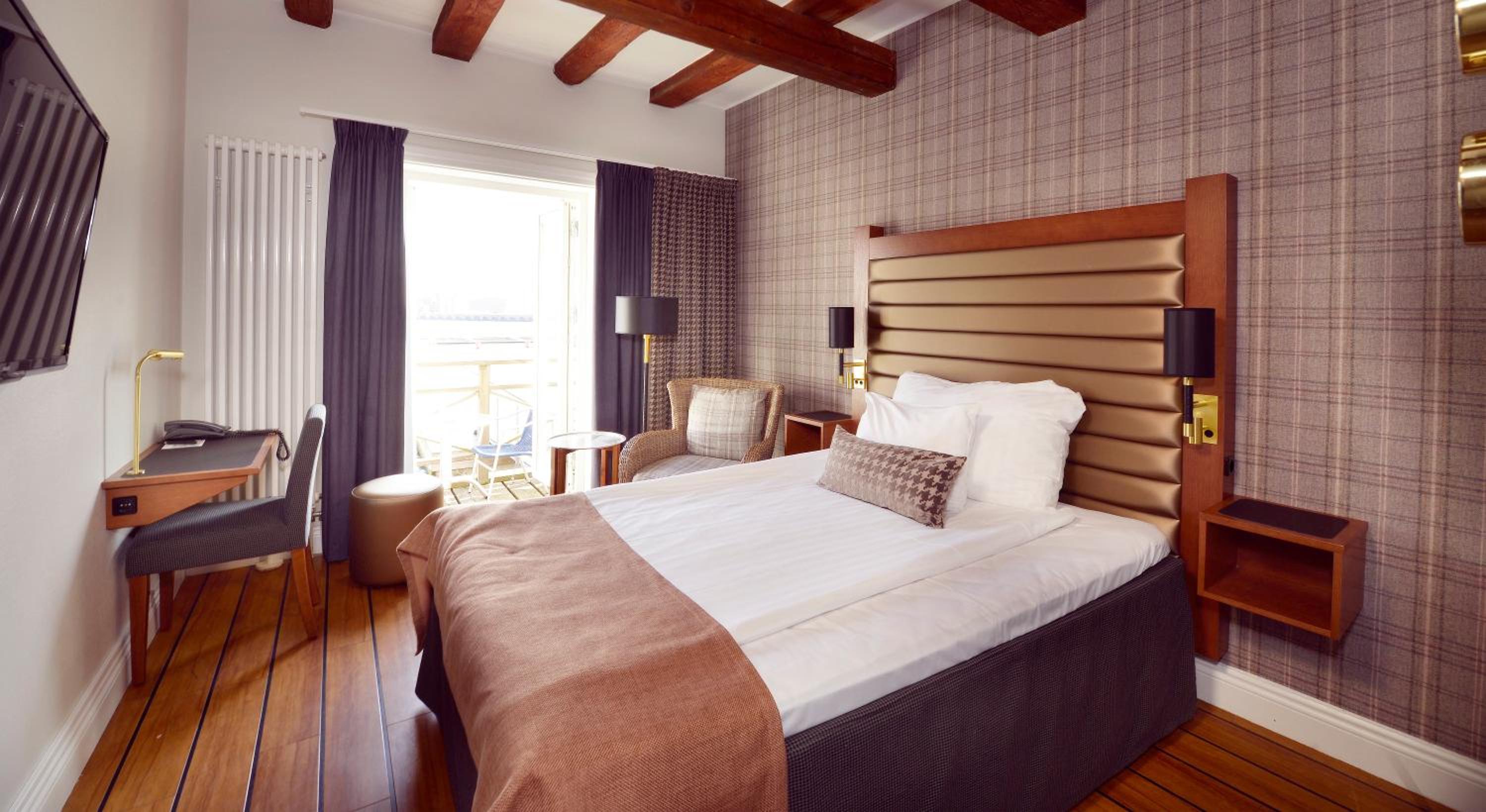 Superior Room with Balcony - Photo 3