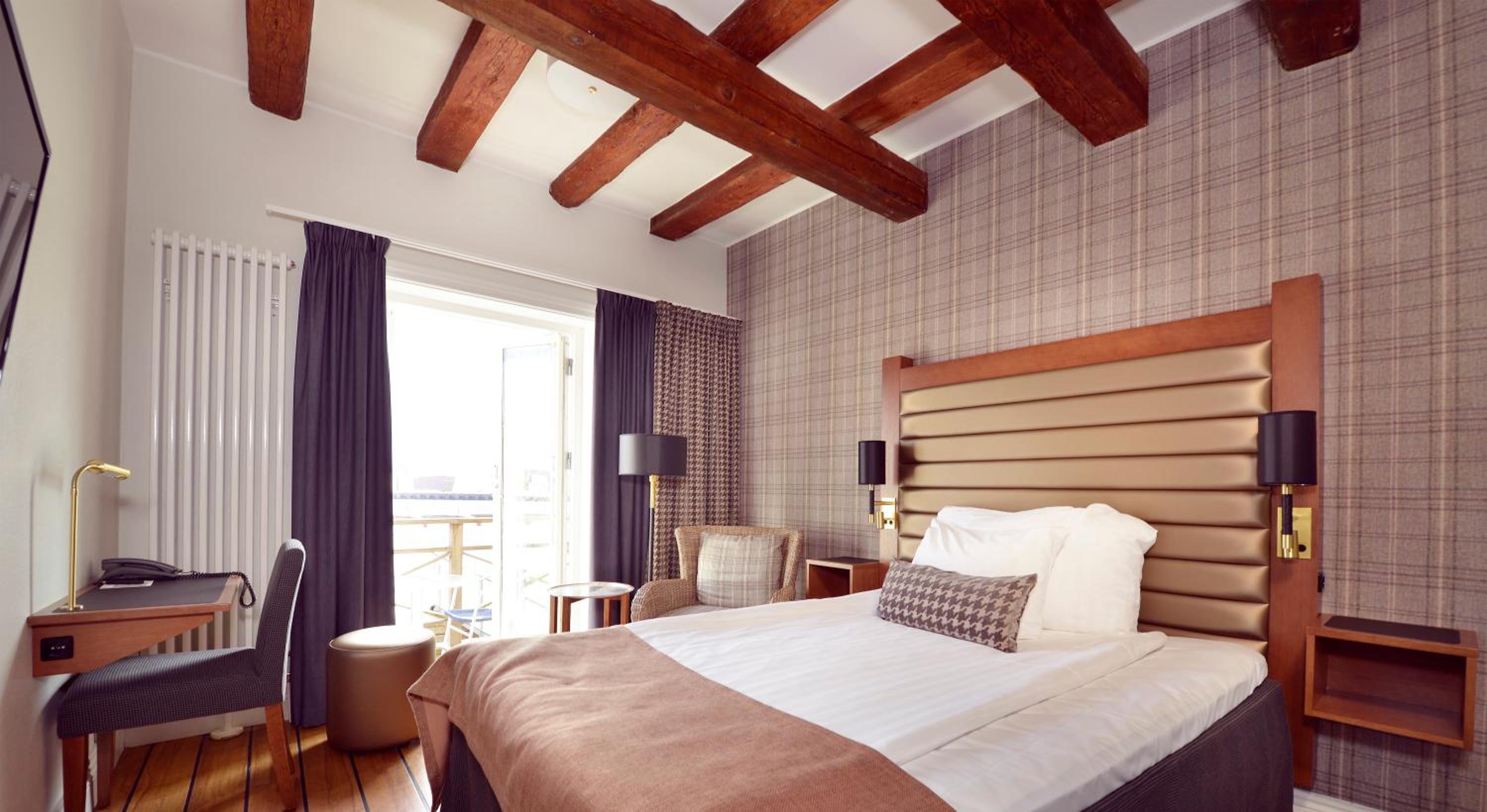 Superior Room with Balcony - Photo 2
