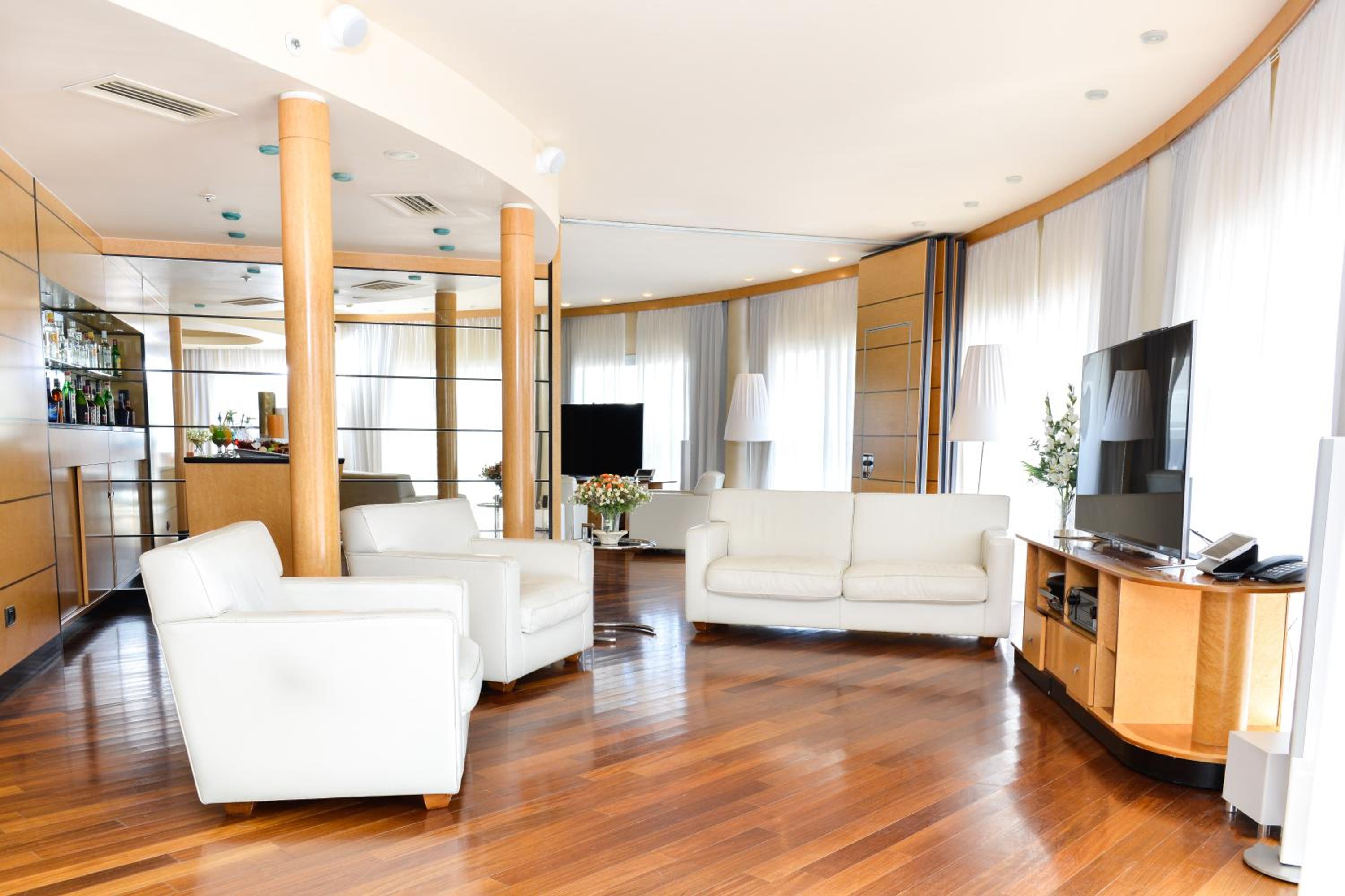 Presidential Penthouse Apartment - 1312 ft²