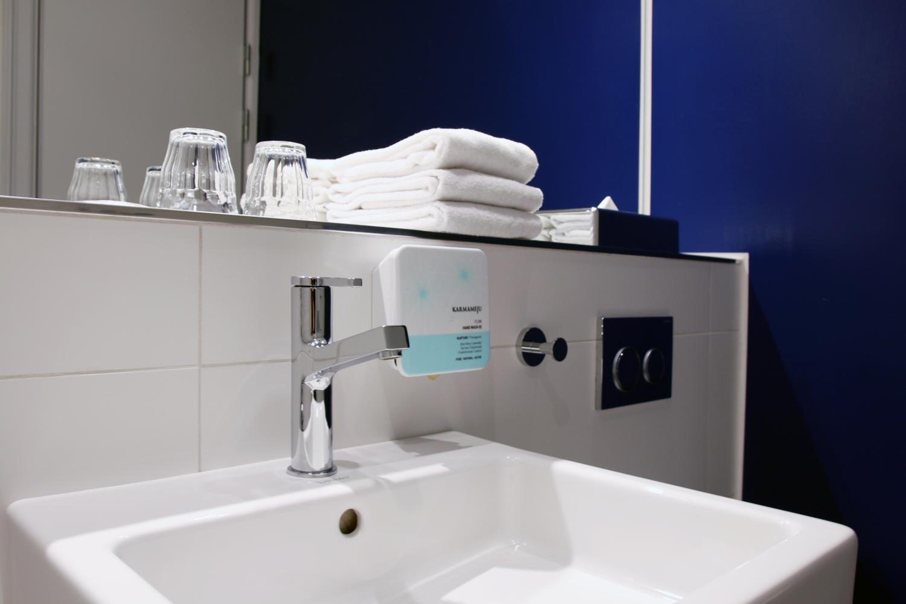 Small Double Room thumbnail 5