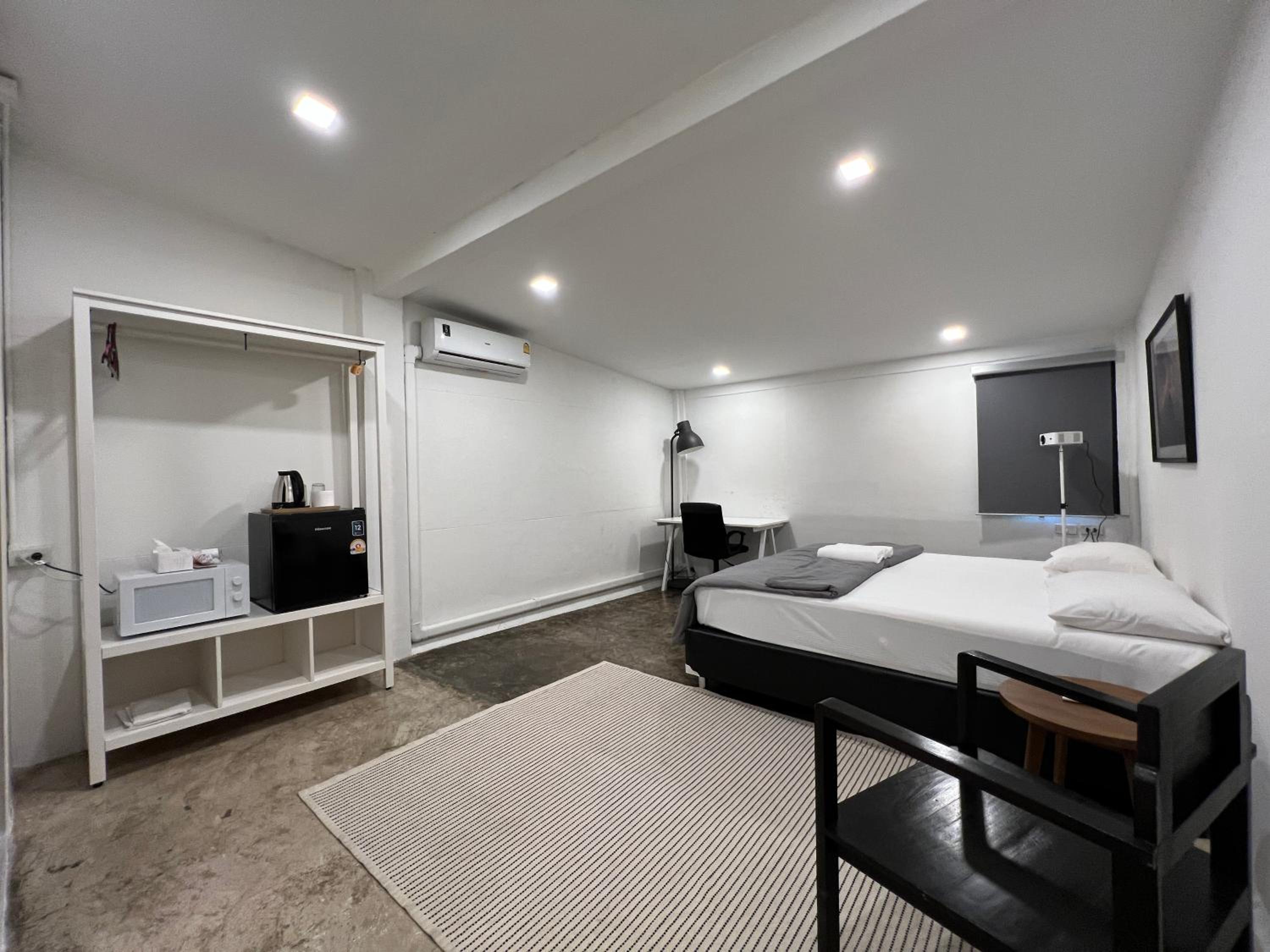 Large Double Room - Photo 3