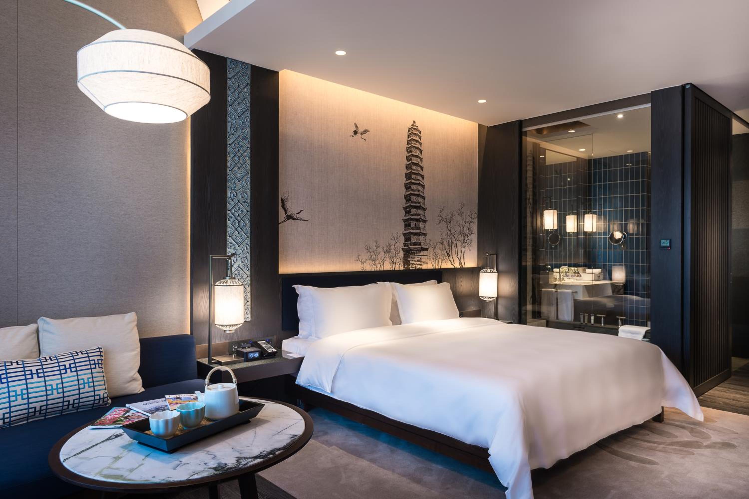 Deluxe King Room with Garden View photo 3