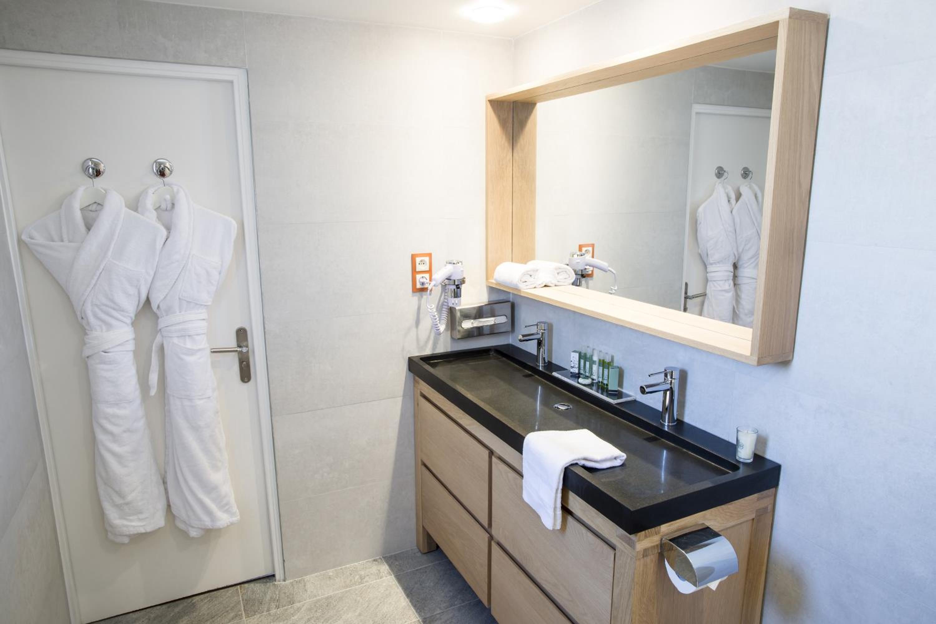 Junior Suite - Free Spa Access thumbnail 5