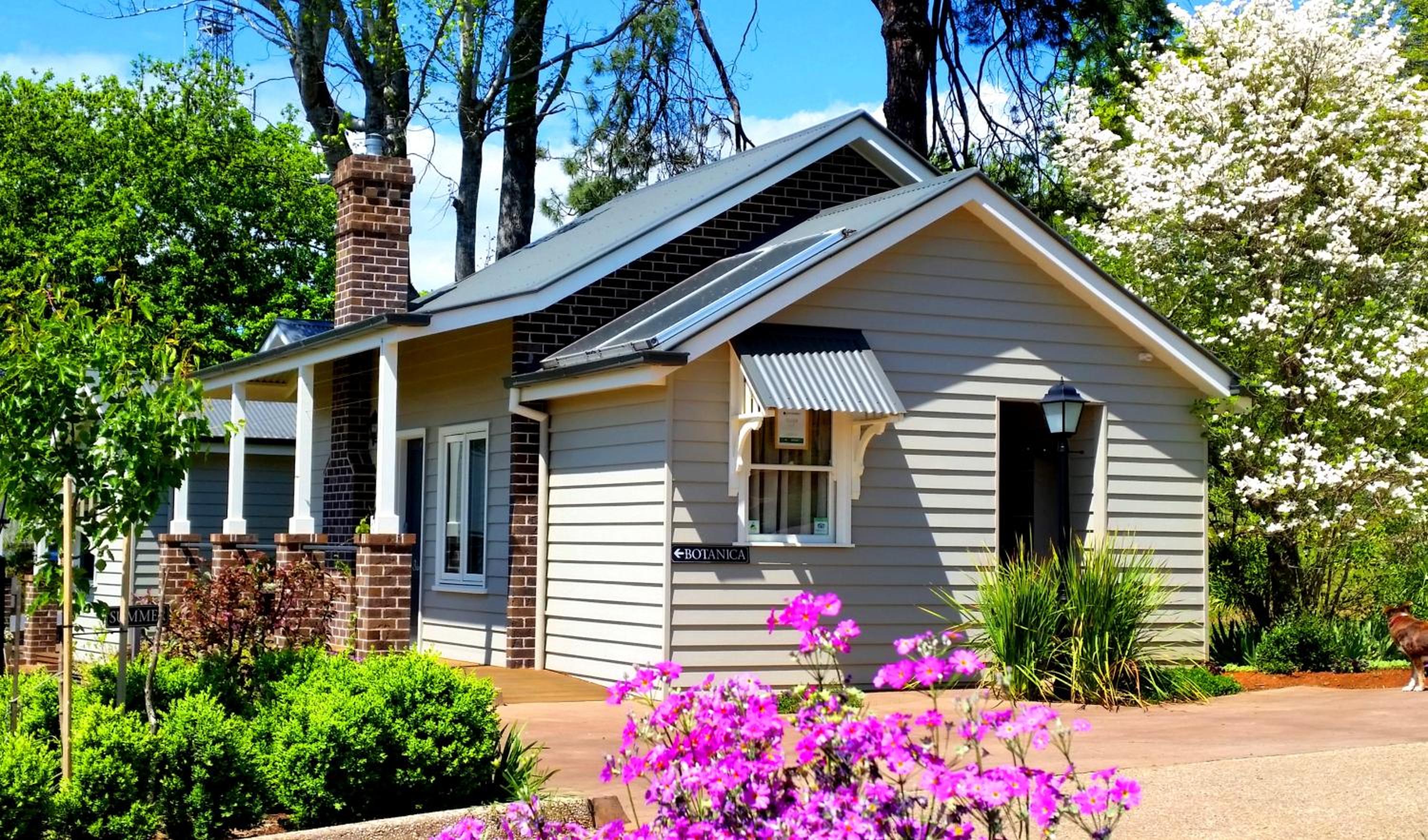 Deluxe One-Bedroom Cottage - Botanica photo 3