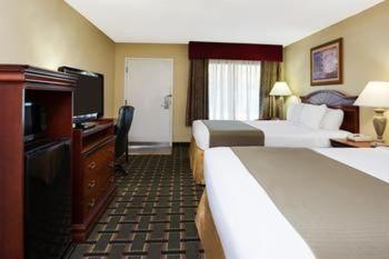 Queen Room with Two Queen Beds - Non-Smoking - Photo 3