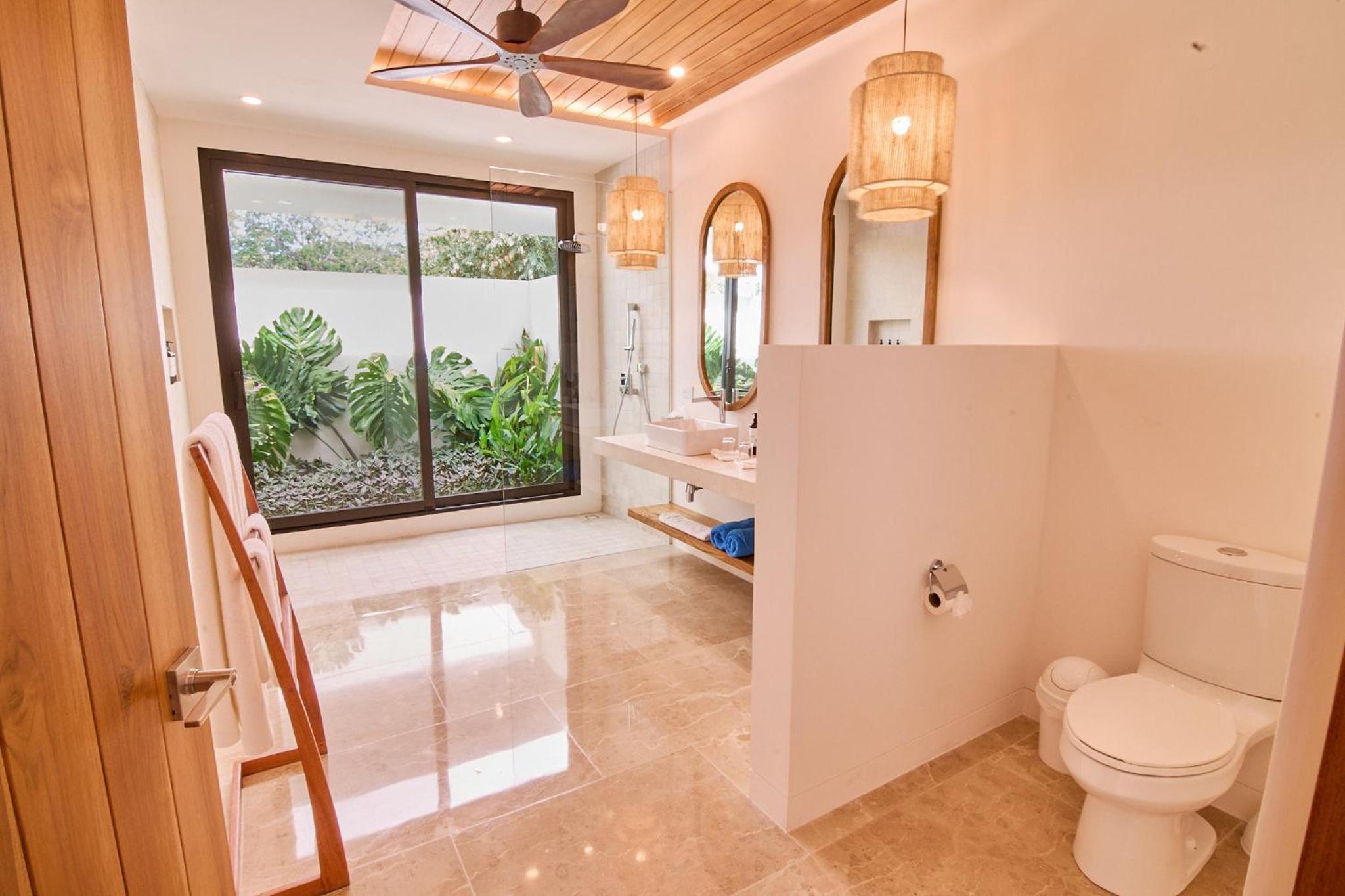 Beachfront Suite Balcony photo 3