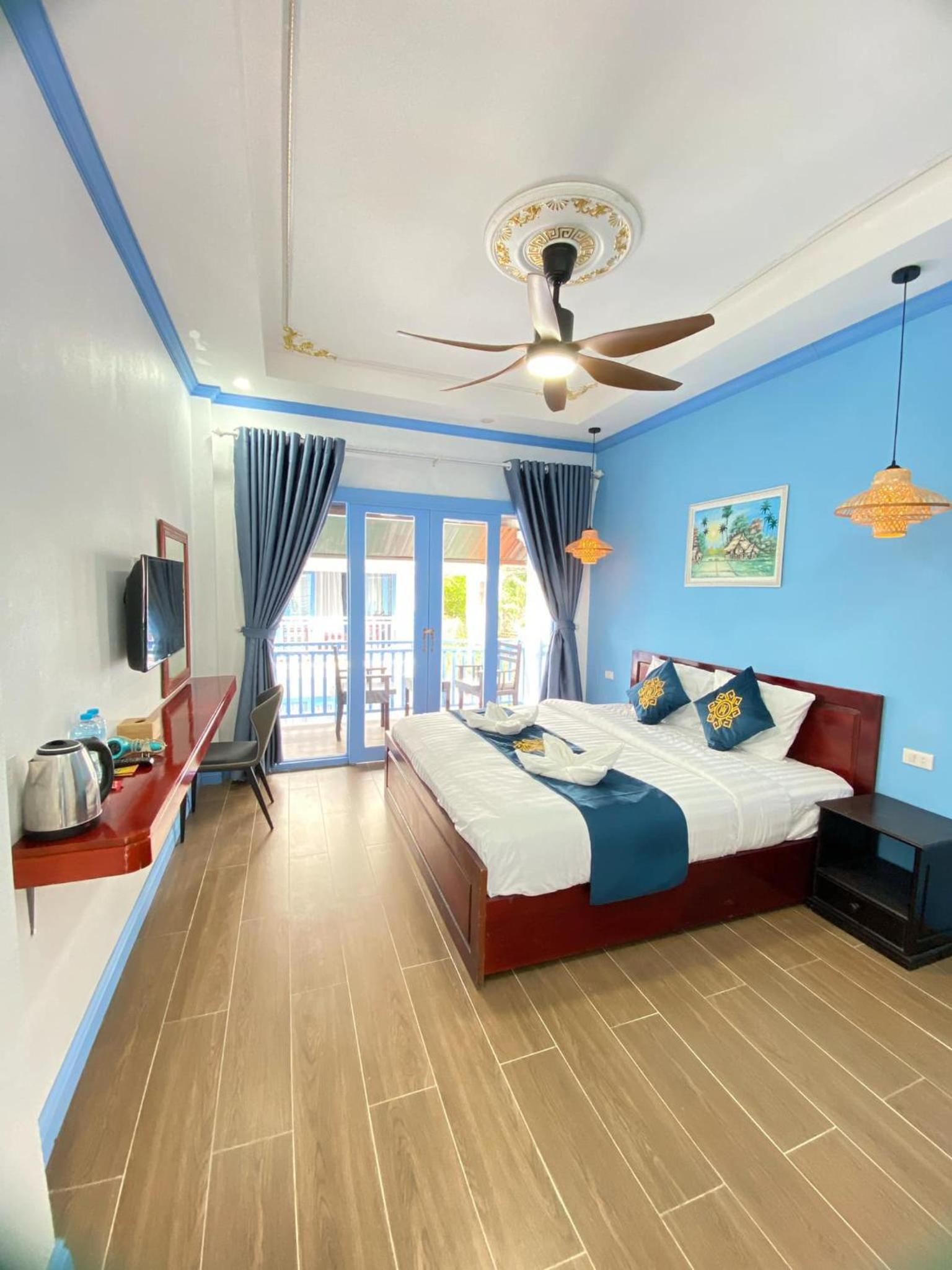 Double Room with Pool View - Photo 14