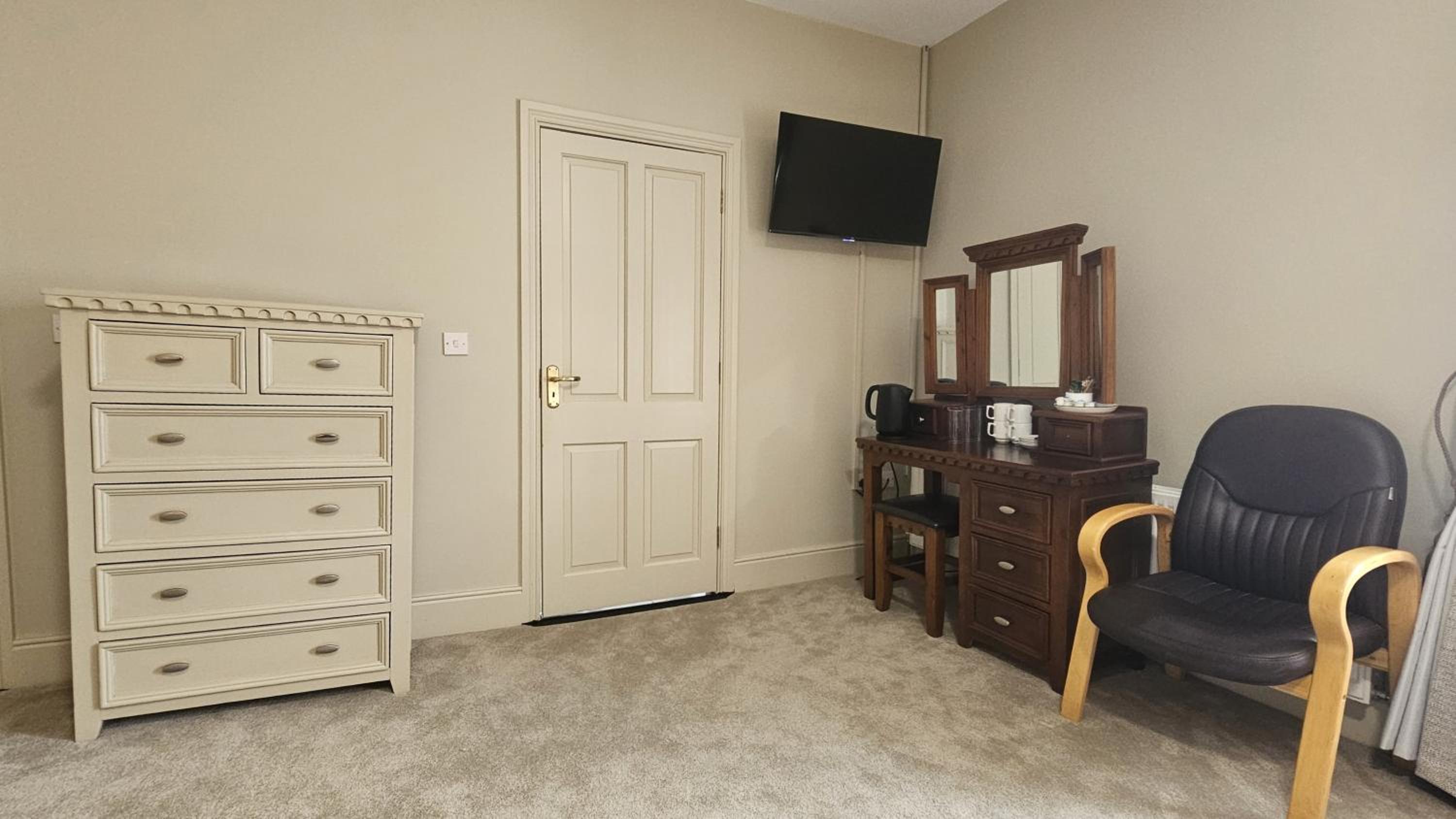 Family Room with Private Bathroom - Photo 4