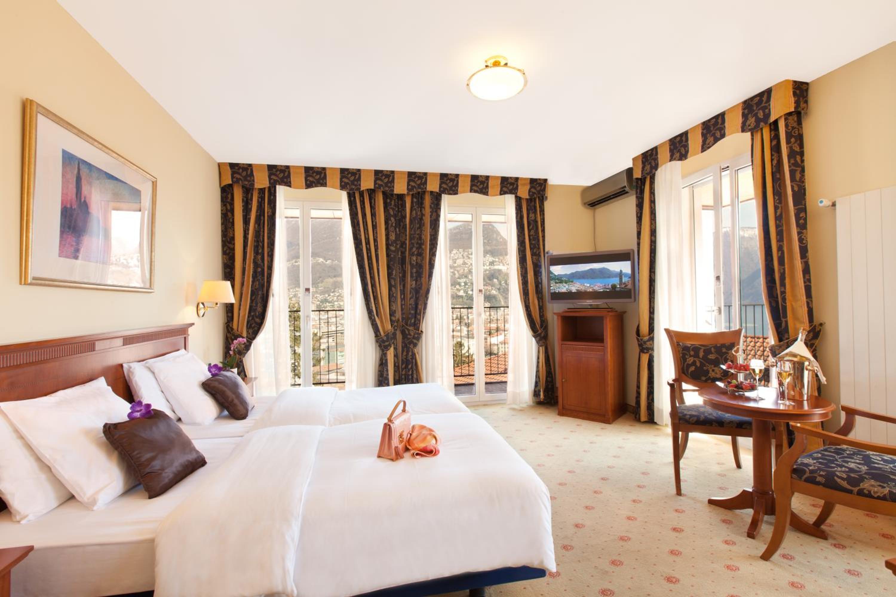 Superior Panorama Twin Room with Lake View - Photo 1