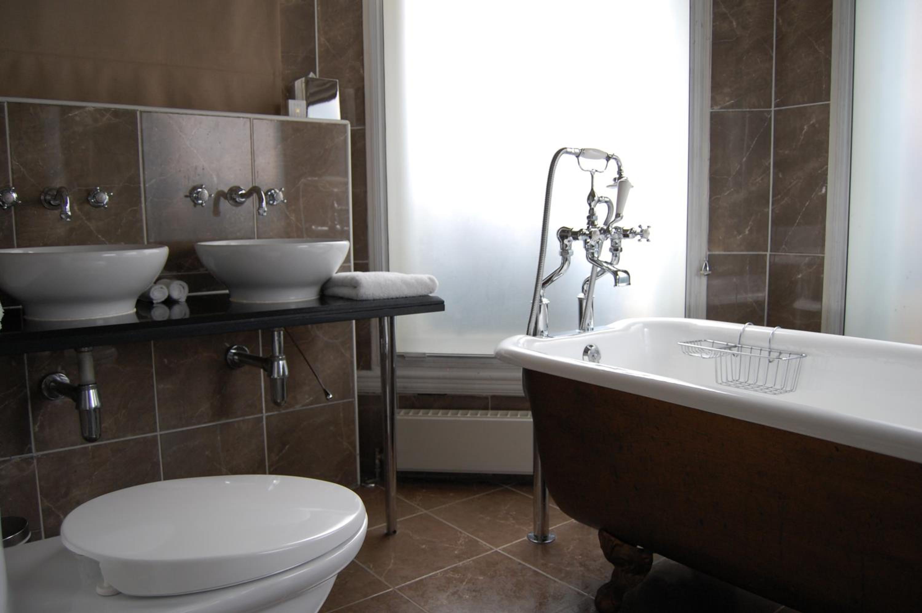 Suite - Photo 13