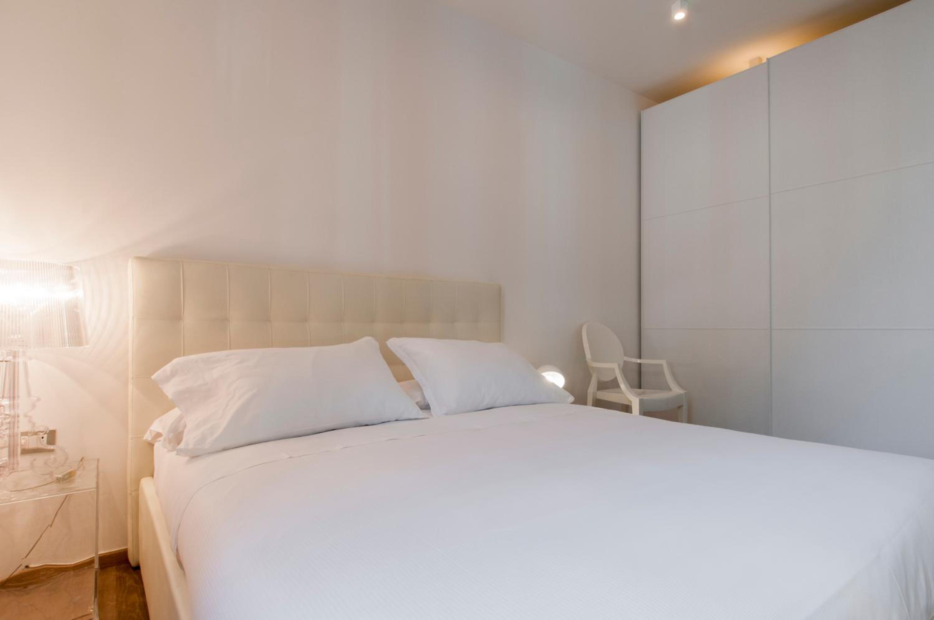 One-Bedroom Apartment with Balcony - Via Borgospesso 27