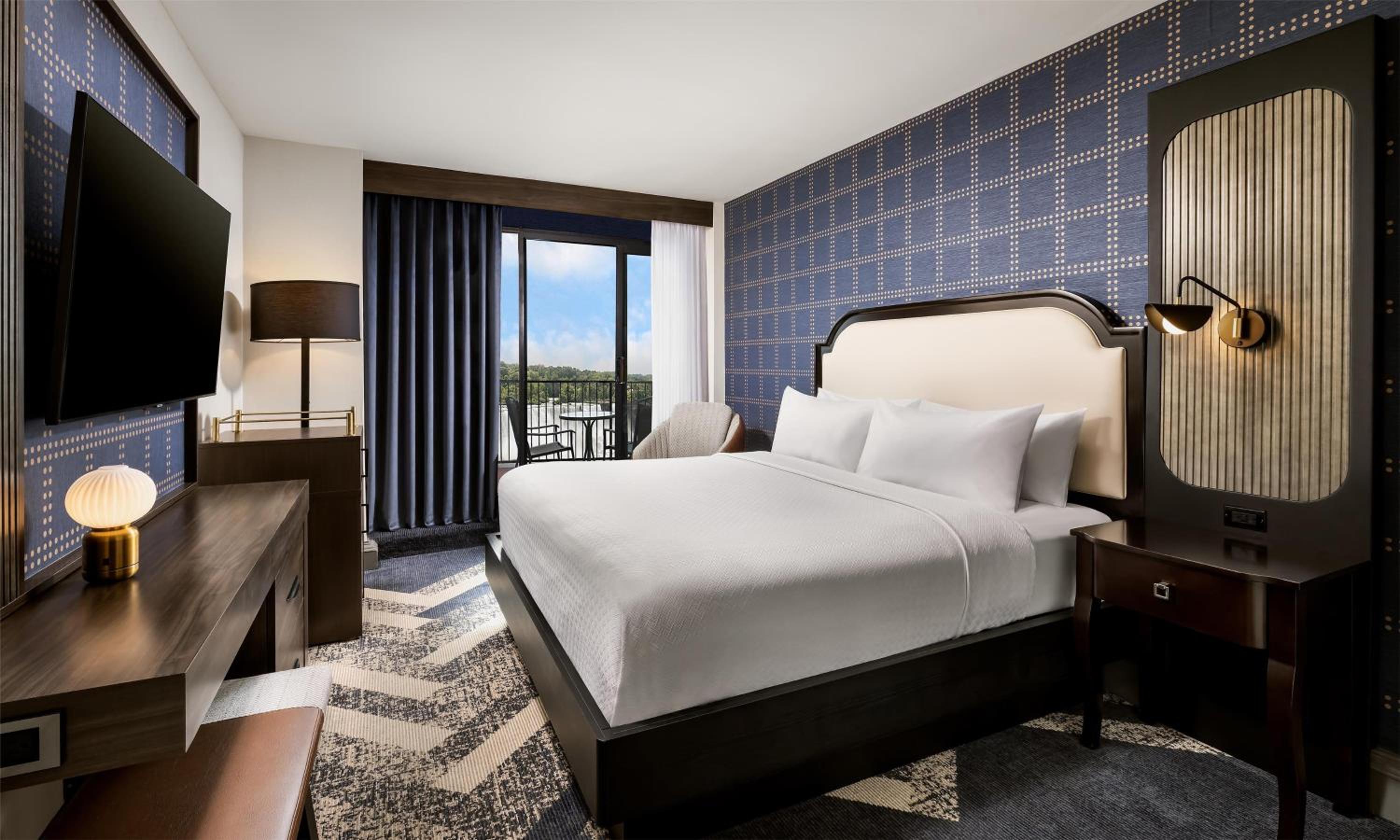 Queen Room with Balcony and Falls View - Photo 2