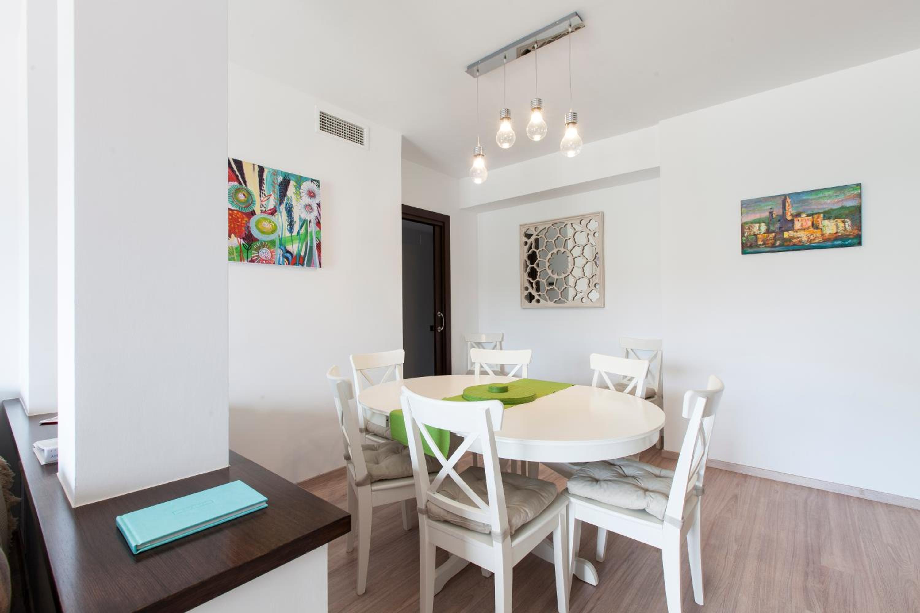 Superior Three-Bedroom Apartment - Plaça Josep Roca i Pons, 1 - 1 photo 3