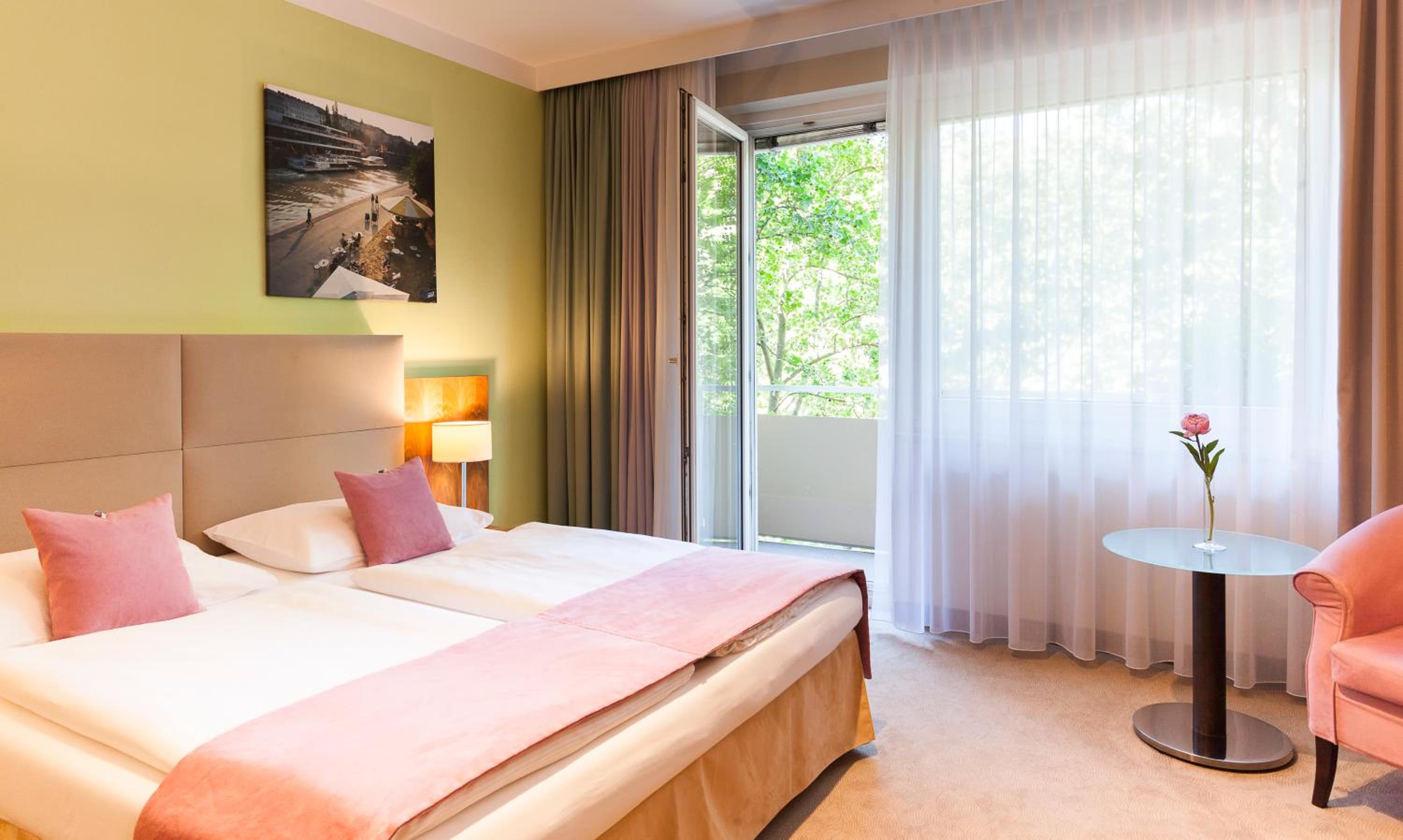 Deluxe Double Room with Balcony and Courtyard View photo 2