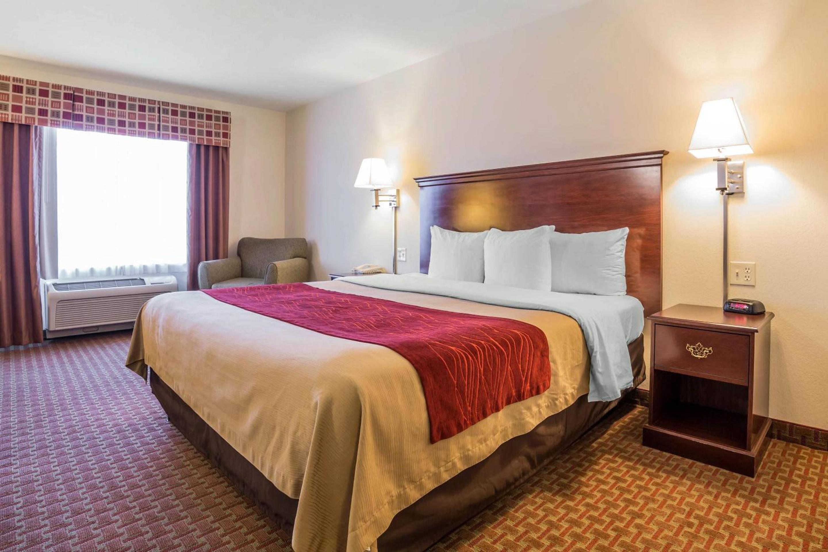 King Suite - Accessible/Non-Smoking - Photo 1