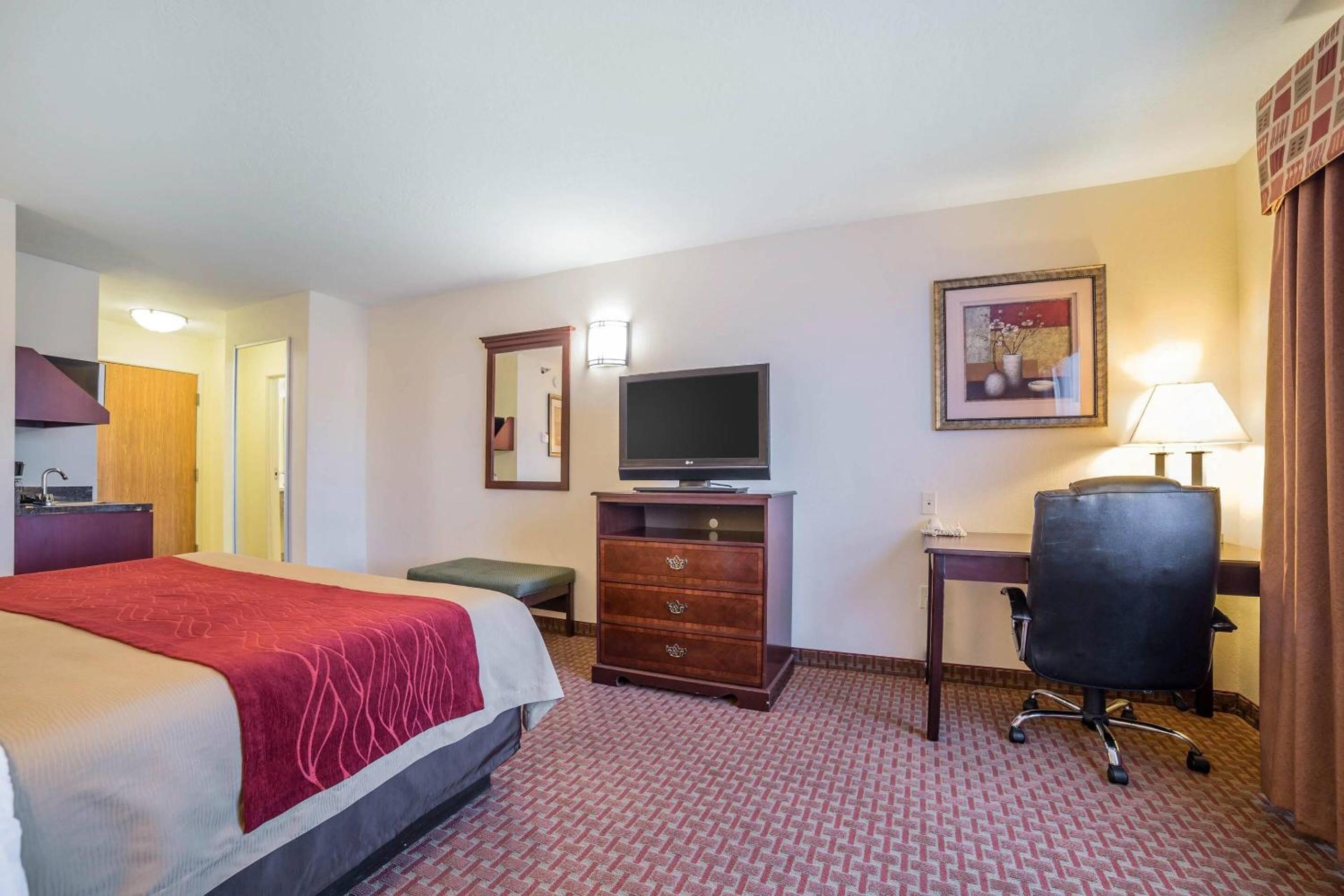 King Room with Roll-In Shower - Accessible/Non-Smoking - Photo 2