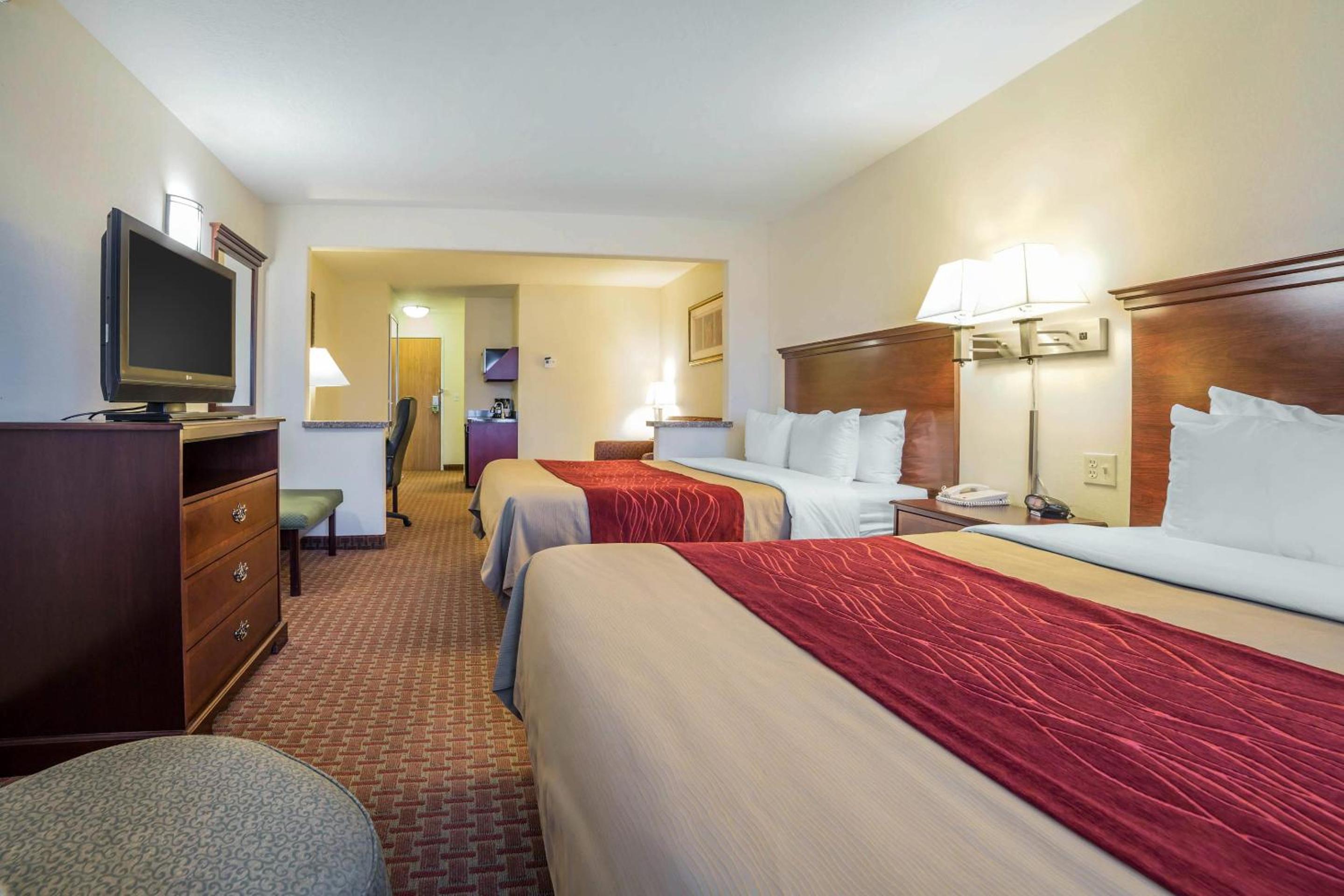 Queen Suite with Two Queen Beds - Non Smoking - Photo 2