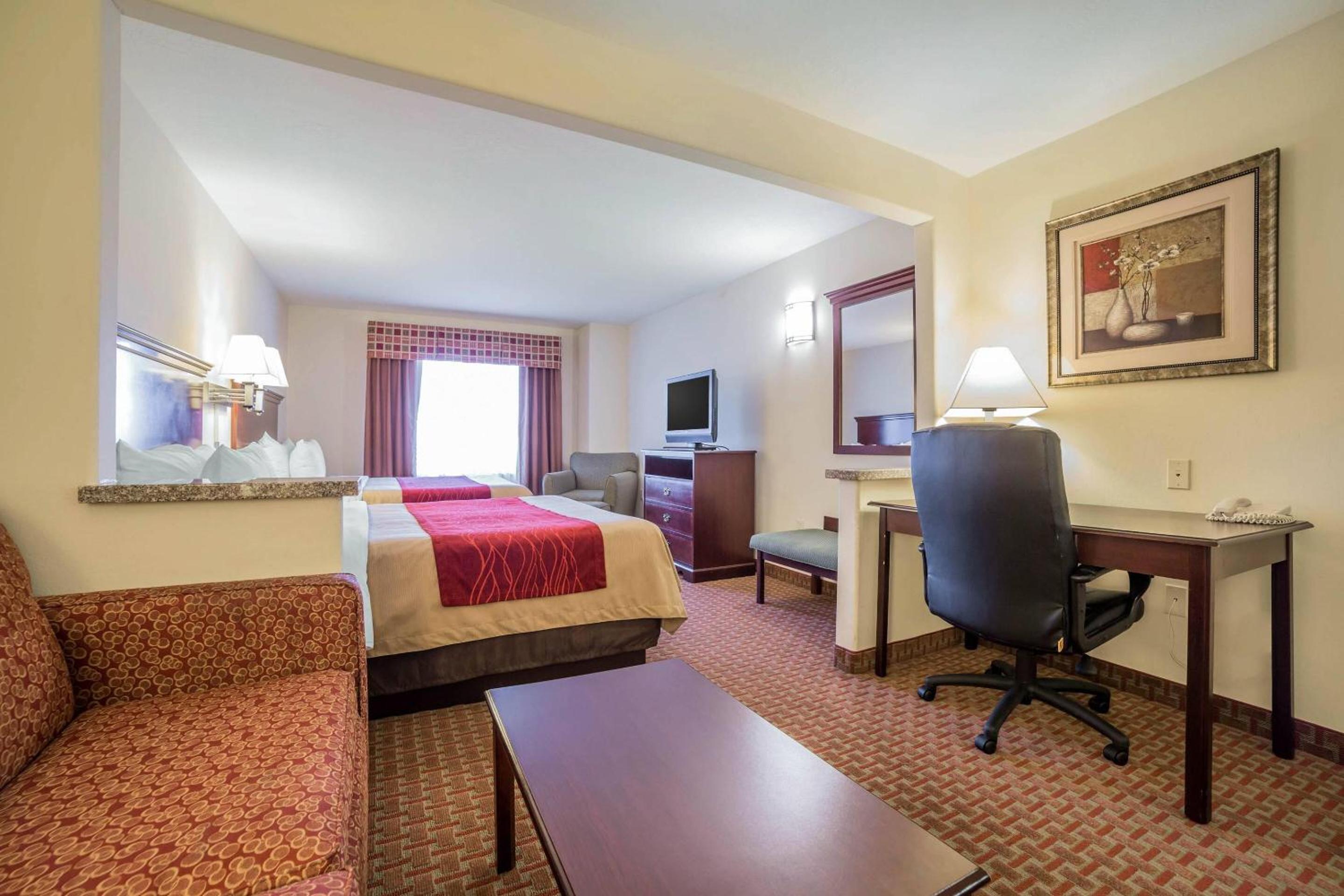 Queen Suite with Two Queen Beds - Non Smoking - Photo 3