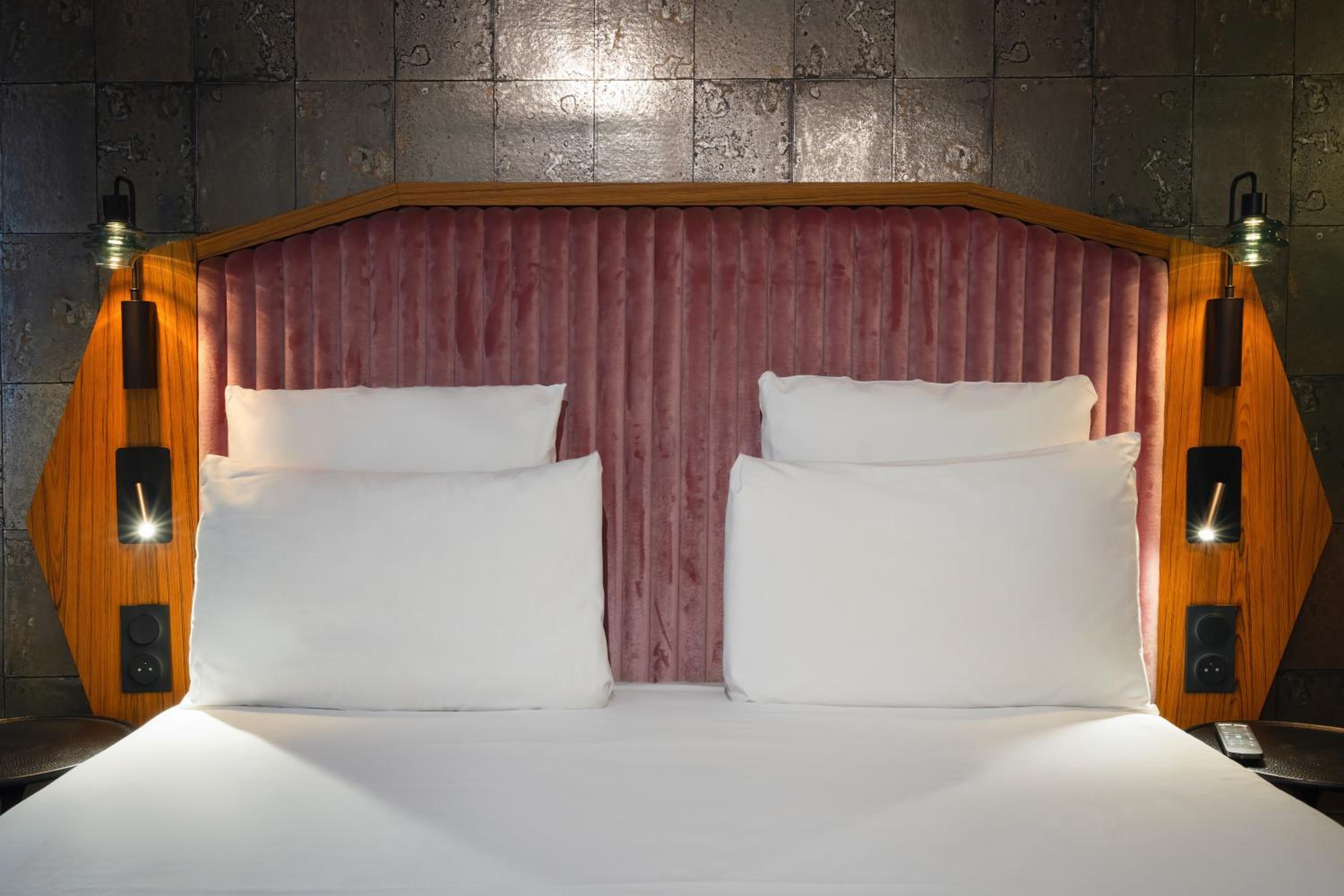 Junior Suite with Double Bed and Sofa Bed - Photo 7