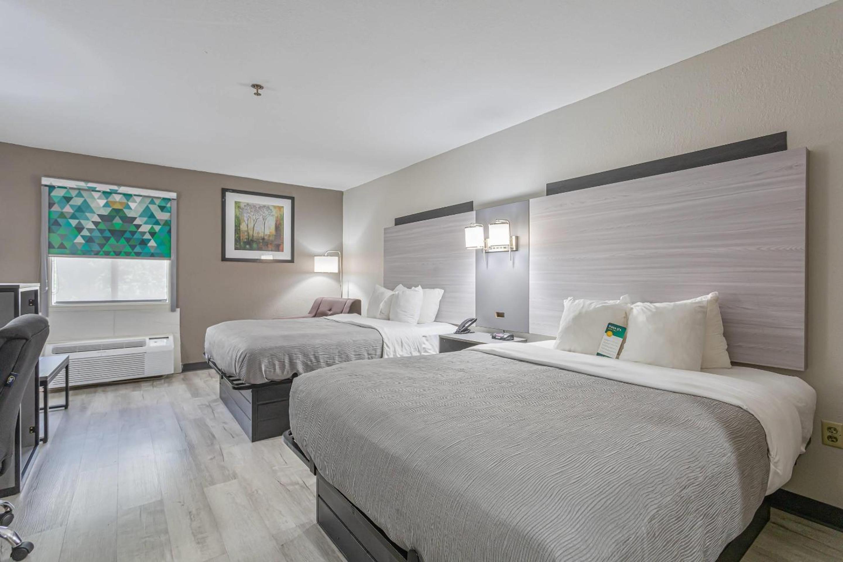 Queen Room with Two Queen Beds - Non-Smoking - Photo 3