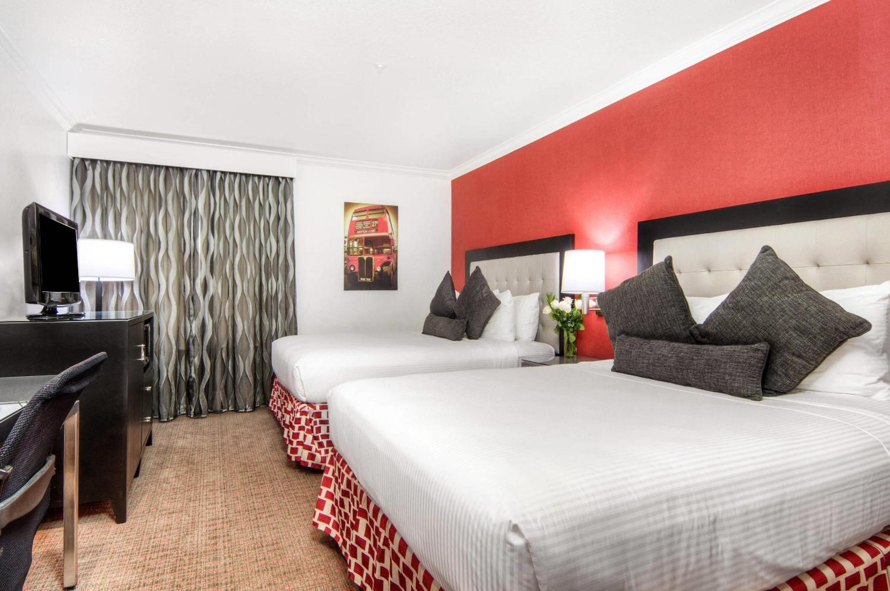 Queen Room with Two Queen Beds - Photo 4