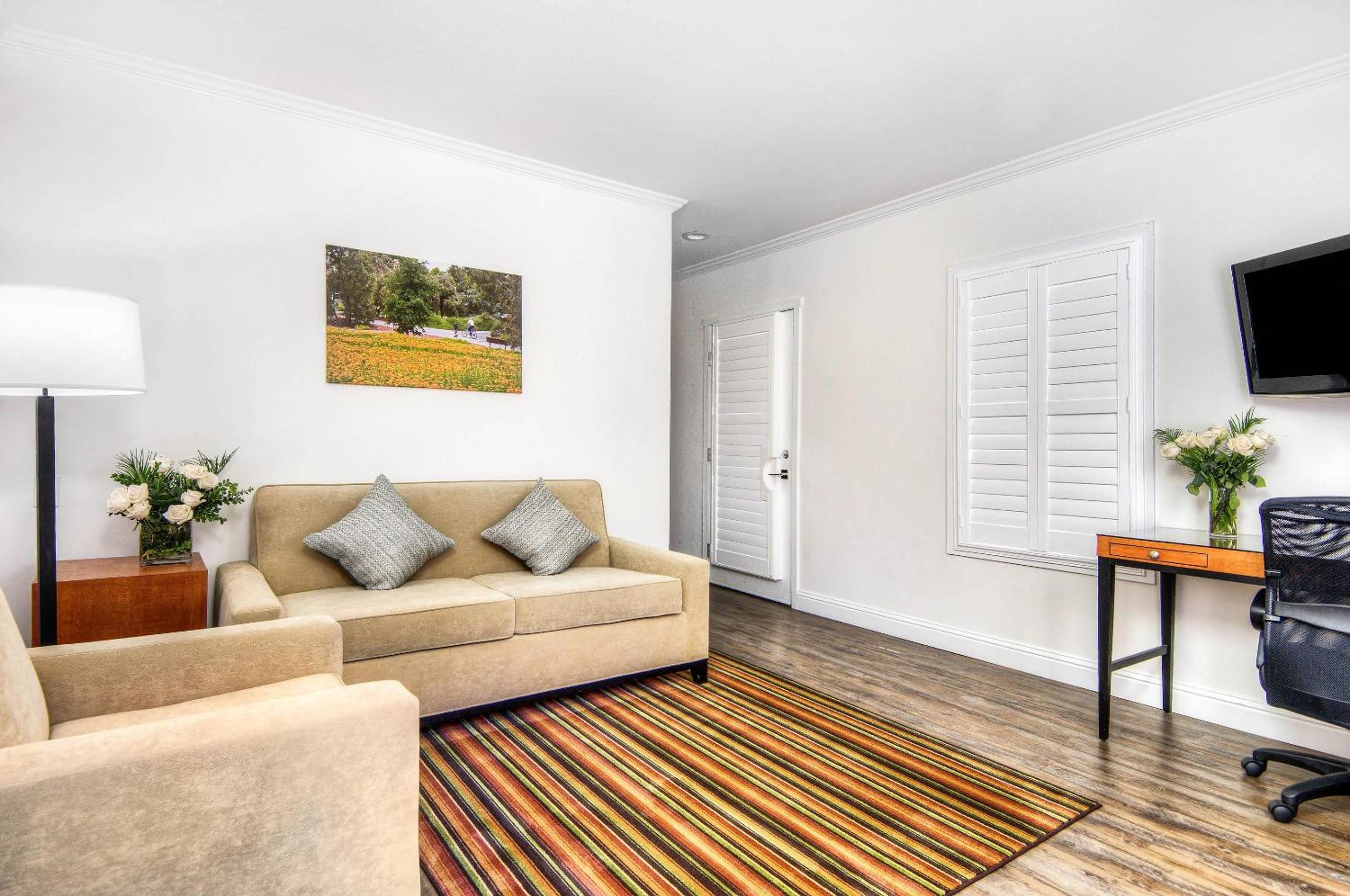 Queen Suite - Non-Smoking - Photo 1