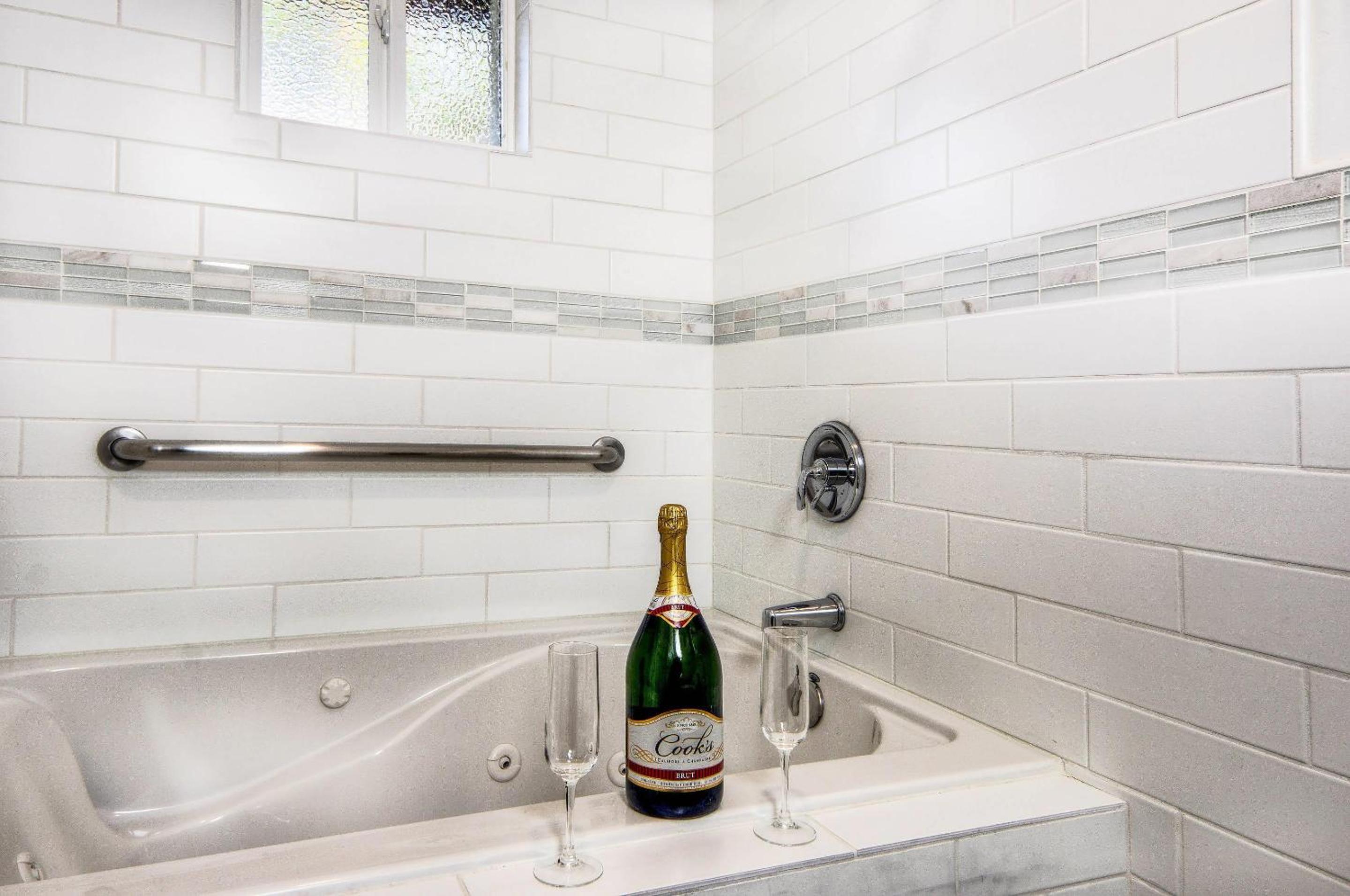 King Suite - Photo 3